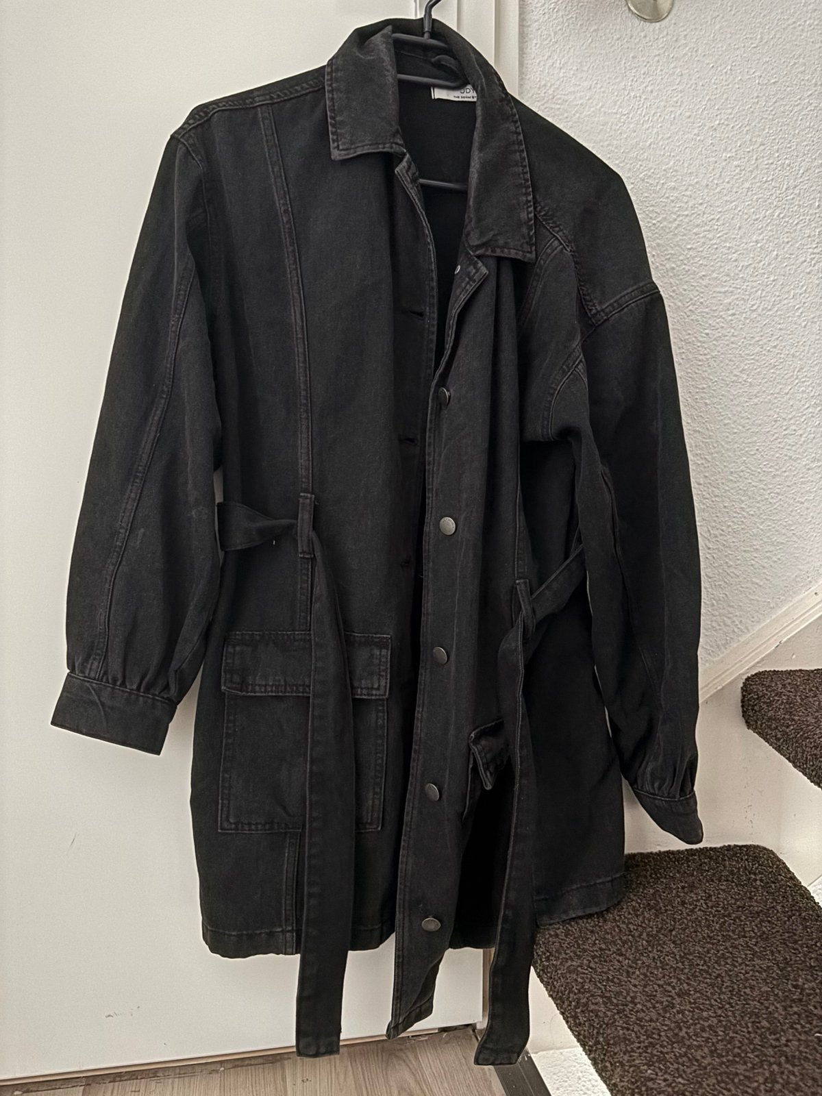 Een zwarte spijkerjas, Ophalen of Verzenden, Zo goed als nieuw, Maat 38/40 (M), Zwart