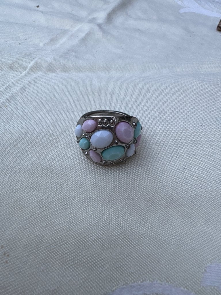 Ring roze,blauwe/lila steentjes, Gebruikt, Verzenden, 17 tot 18, Roze