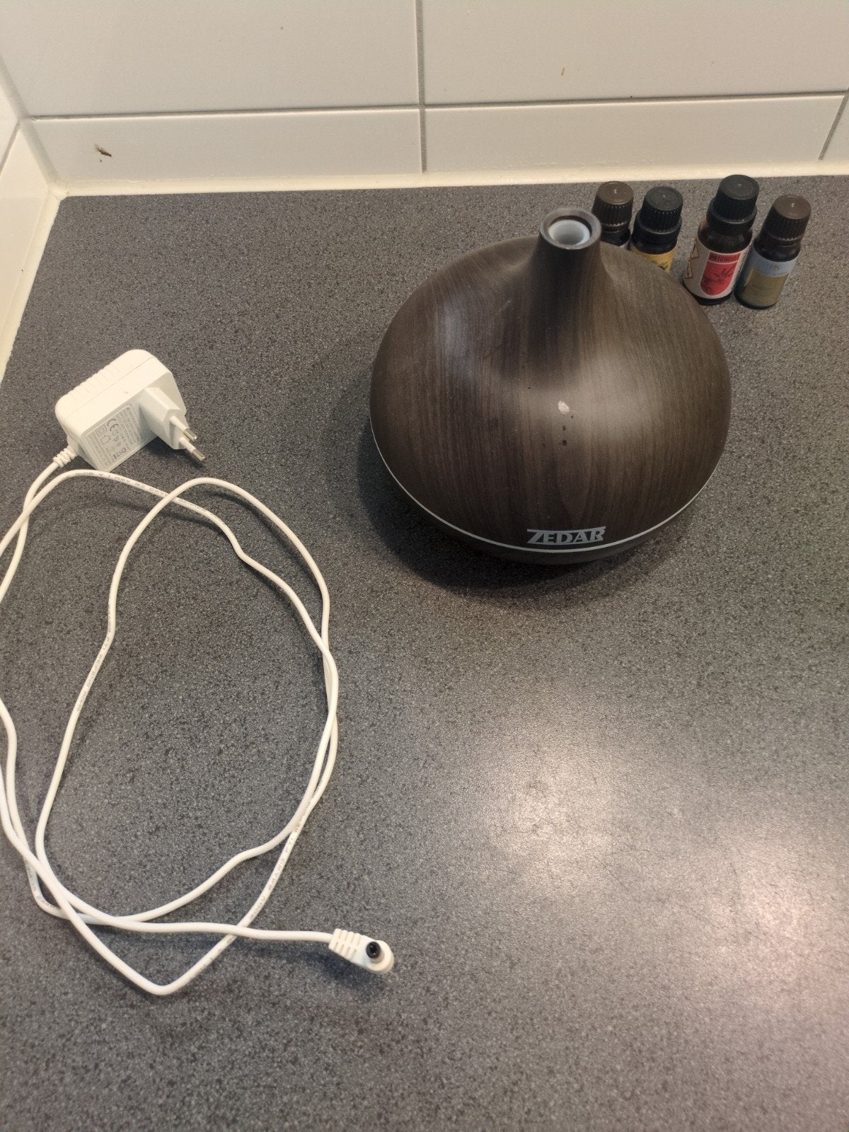 ZEDAR Aroma Diffuser met 4 etherische oliën, Kunststof, Ophalen of Verzenden, Zo goed als nieuw, Modern
