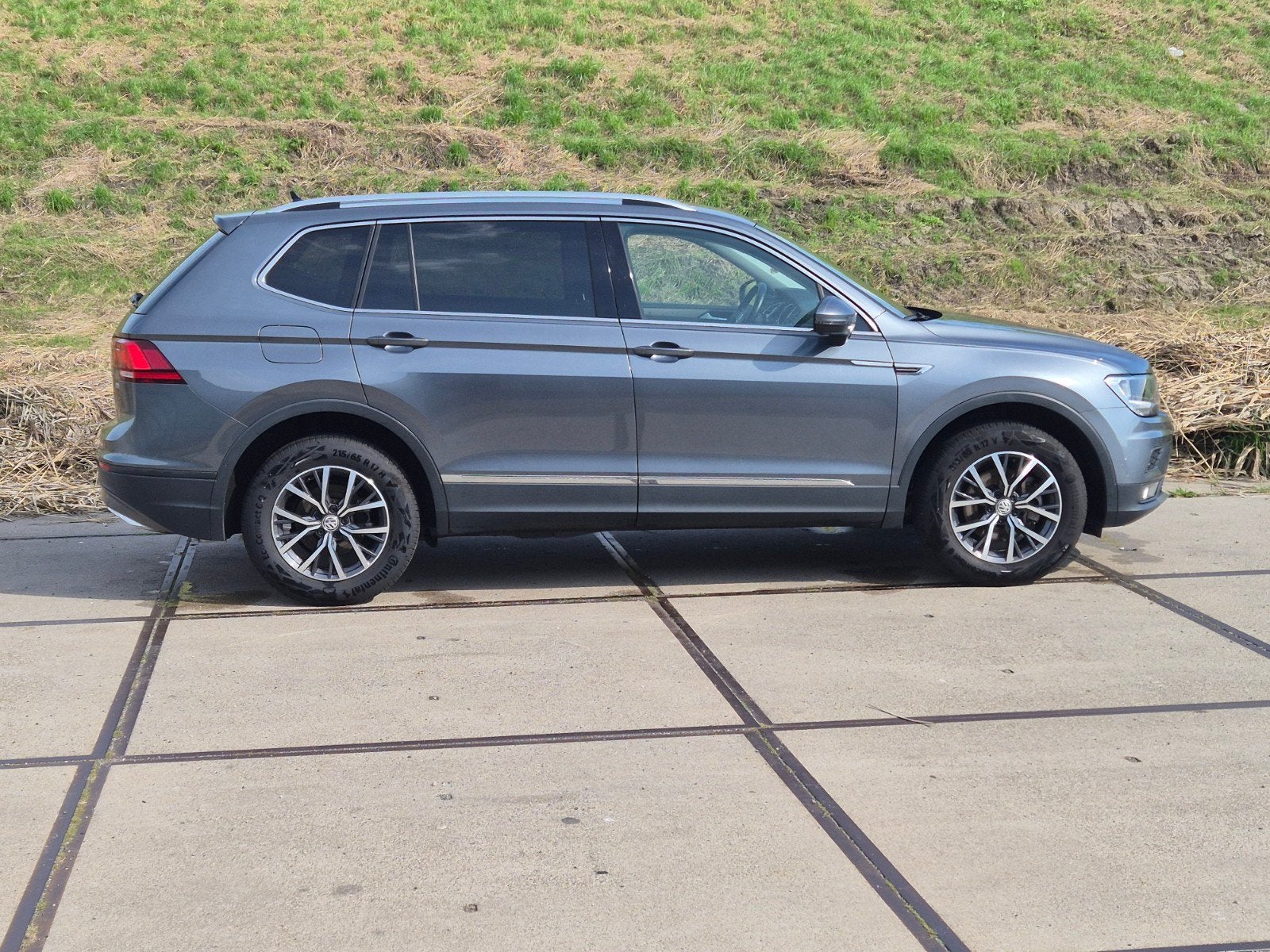 Volkswagen Tiguan 1.5 TSI 150pk 2019 Grijs, Parkeerassistent, 7 stoelen, Origineel Nederlands, 75 €/maand