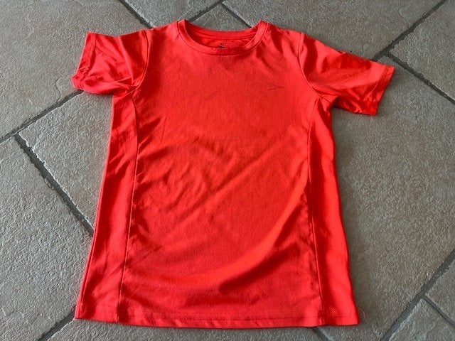 Oranje shirt maat 152. 100 % polyester. Op een paar plekken, Ophalen of Verzenden, Gebruikt, Jongen of Meisje, Shirt of Longsleeve