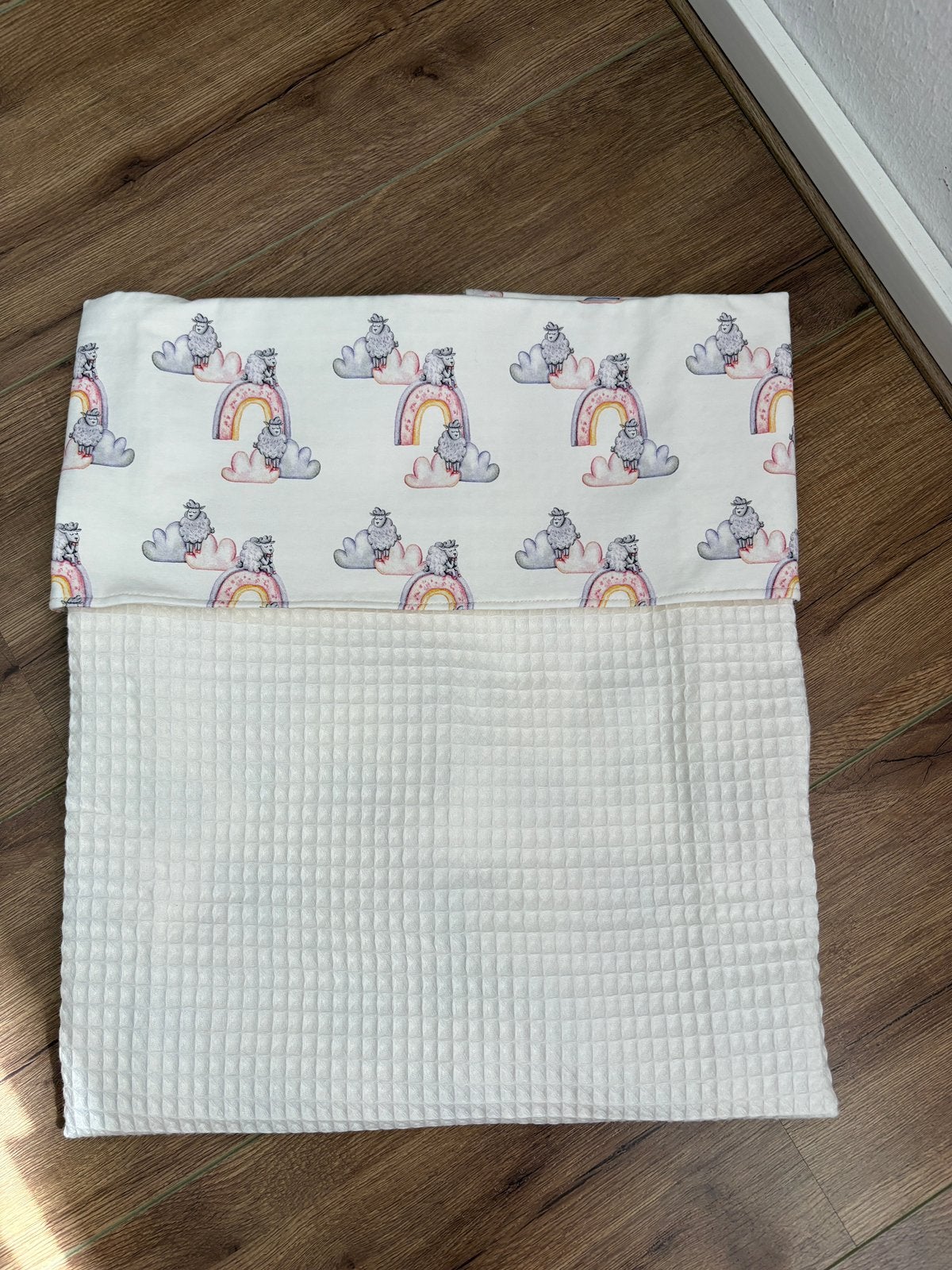 Nieuw Wiegdekentje met regenboogjes, Ophalen of Verzenden, Nieuw, Deken