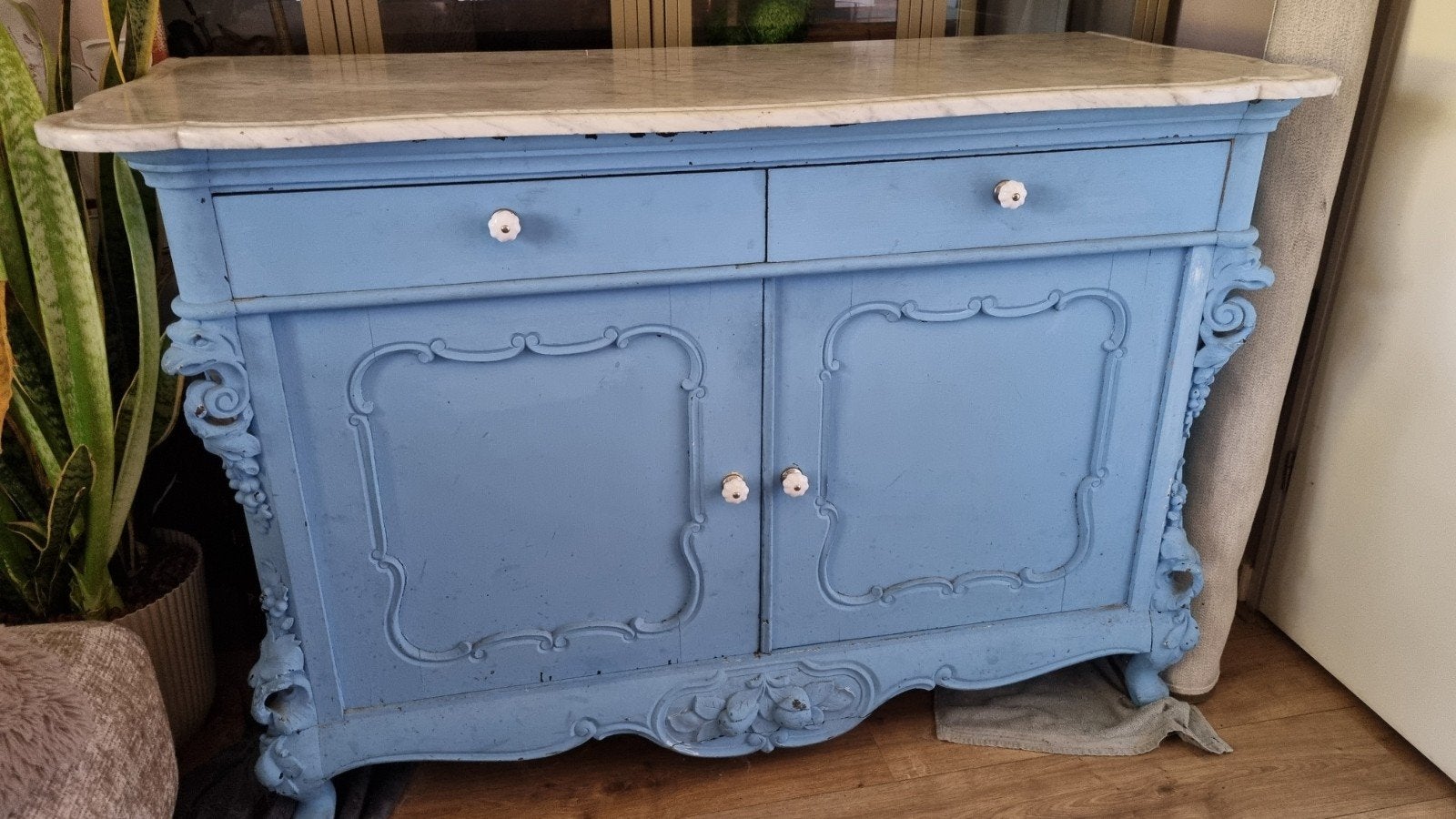 Antieke commode met marmeren blad en houtsnijwerk, Antiek en Kunst, Ophalen