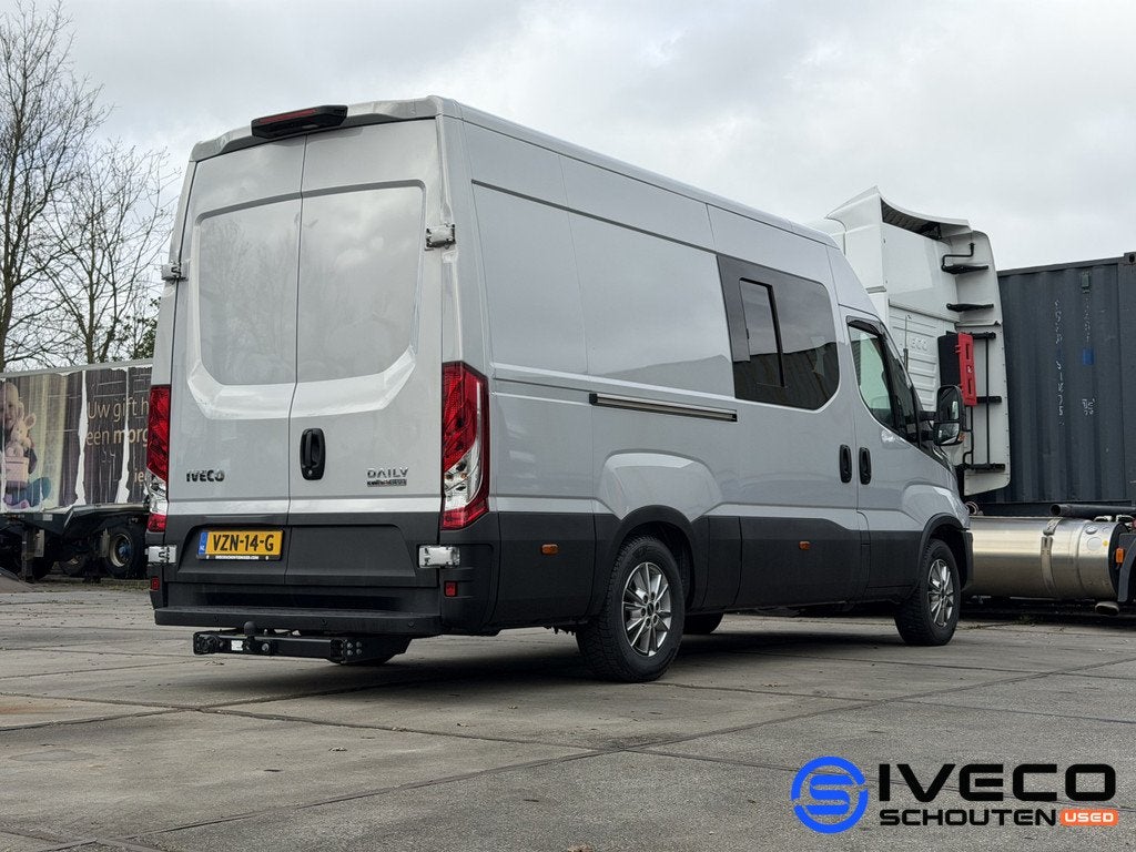 Iveco Daily Multicab 35S18V A8 Luchtvering • Adaptive Crui, Auto's, Automaat, Gebruikt, 4 cilinders, Origineel Nederlands