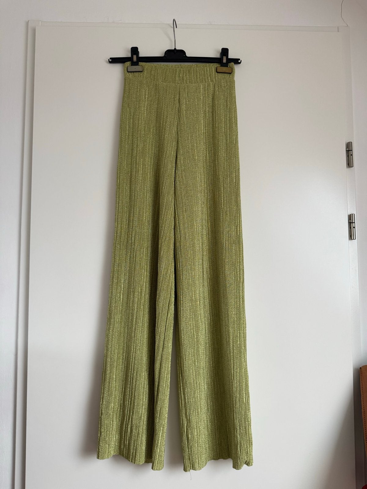 Costes Festival Plissé Broek XS Groen, Kleding | Dames, Broeken en Pantalons, Ophalen of Verzenden, Zo goed als nieuw, Maat 34 (XS) of kleiner