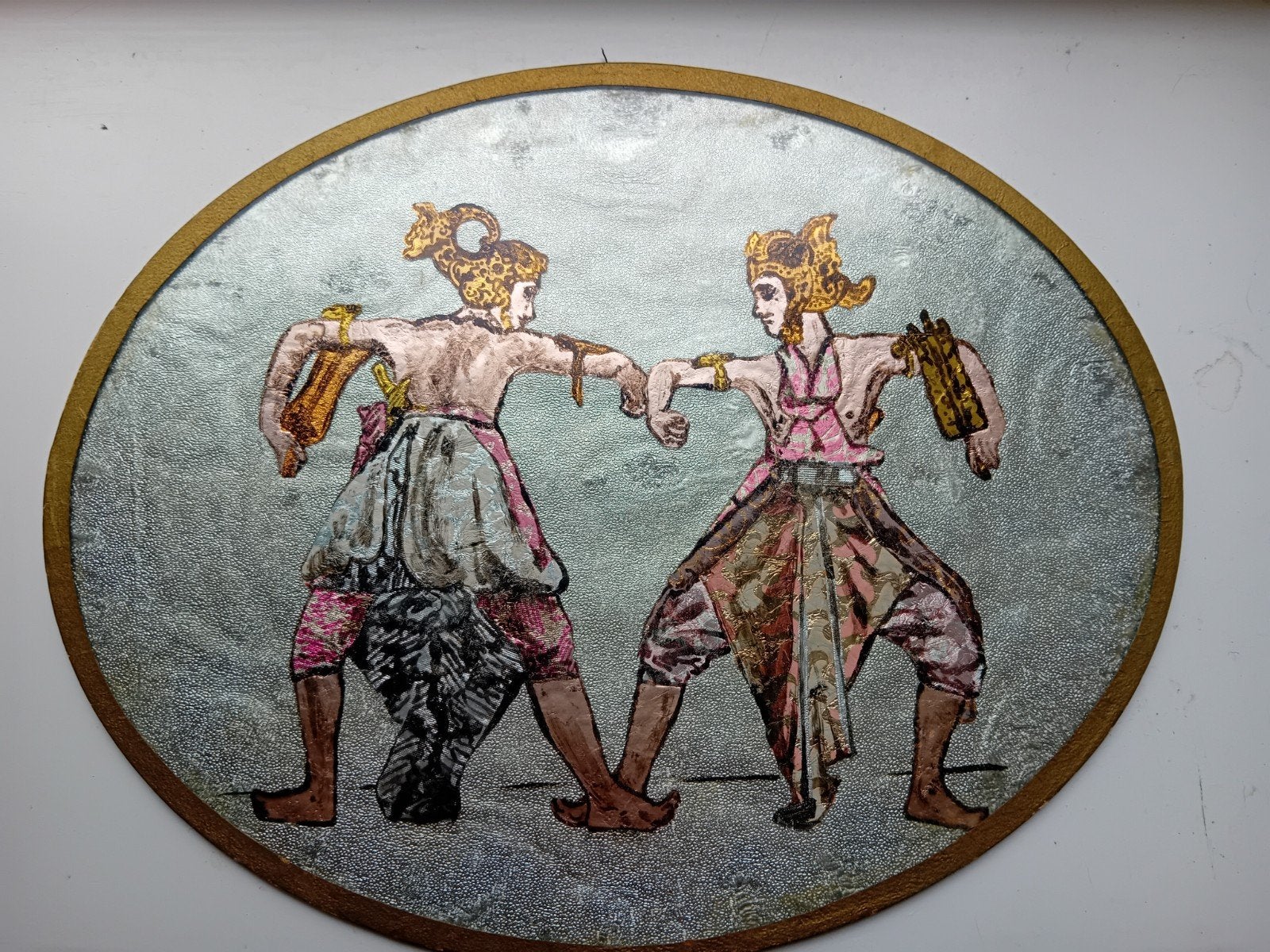 Ovaal reversefoil van Javaanse dansers, Gagah-dans, Antiek en Kunst, Schilderij, Verzenden, Handgemaakt, Overige materialen