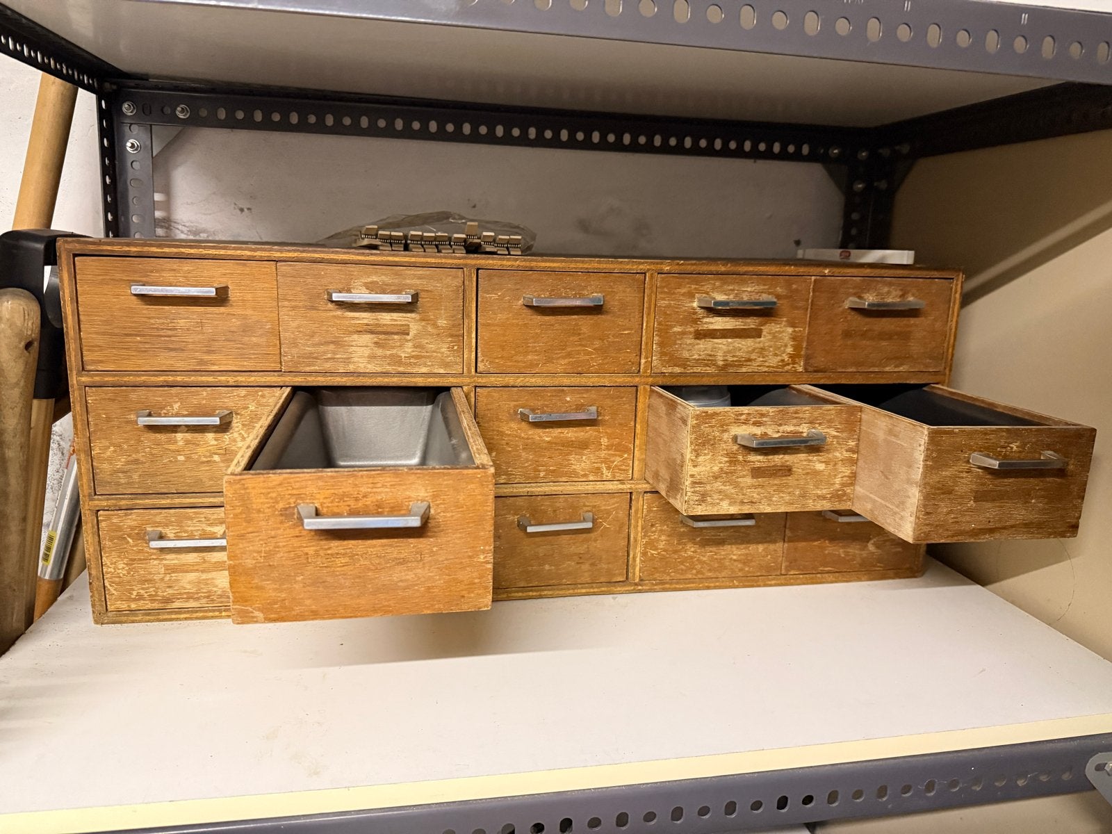 Vintage houten ladekast met 15 laden - industrieel, Gebruikt, 5 laden of meer, Minder dan 100 cm, 25 tot 50 cm