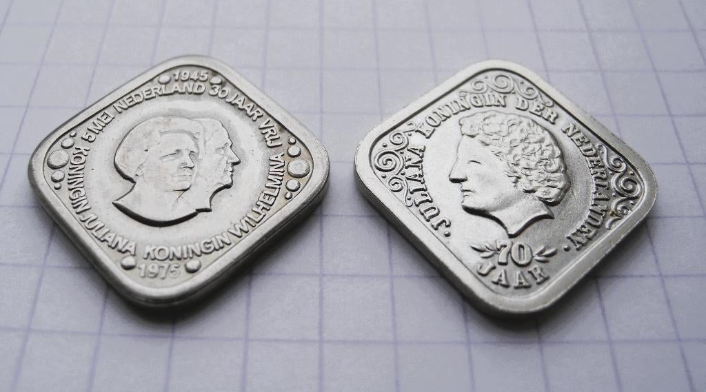 Twee herdenkingspenningen – 30 jr. vrijheid & Juliana 70 jr., Postzegels en Munten, Penningen en Medailles, Ophalen of Verzenden