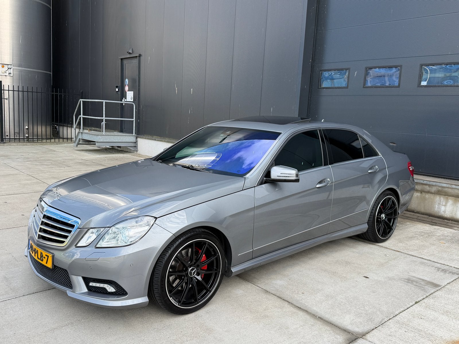 Mercedes-Benz E-Klasse E200 CGI Automaat Schuifdak Trekhaak, Auto's, Mercedes-Benz, Achterwielaandrijving, Bluetooth, Zwart, 4 cilinders