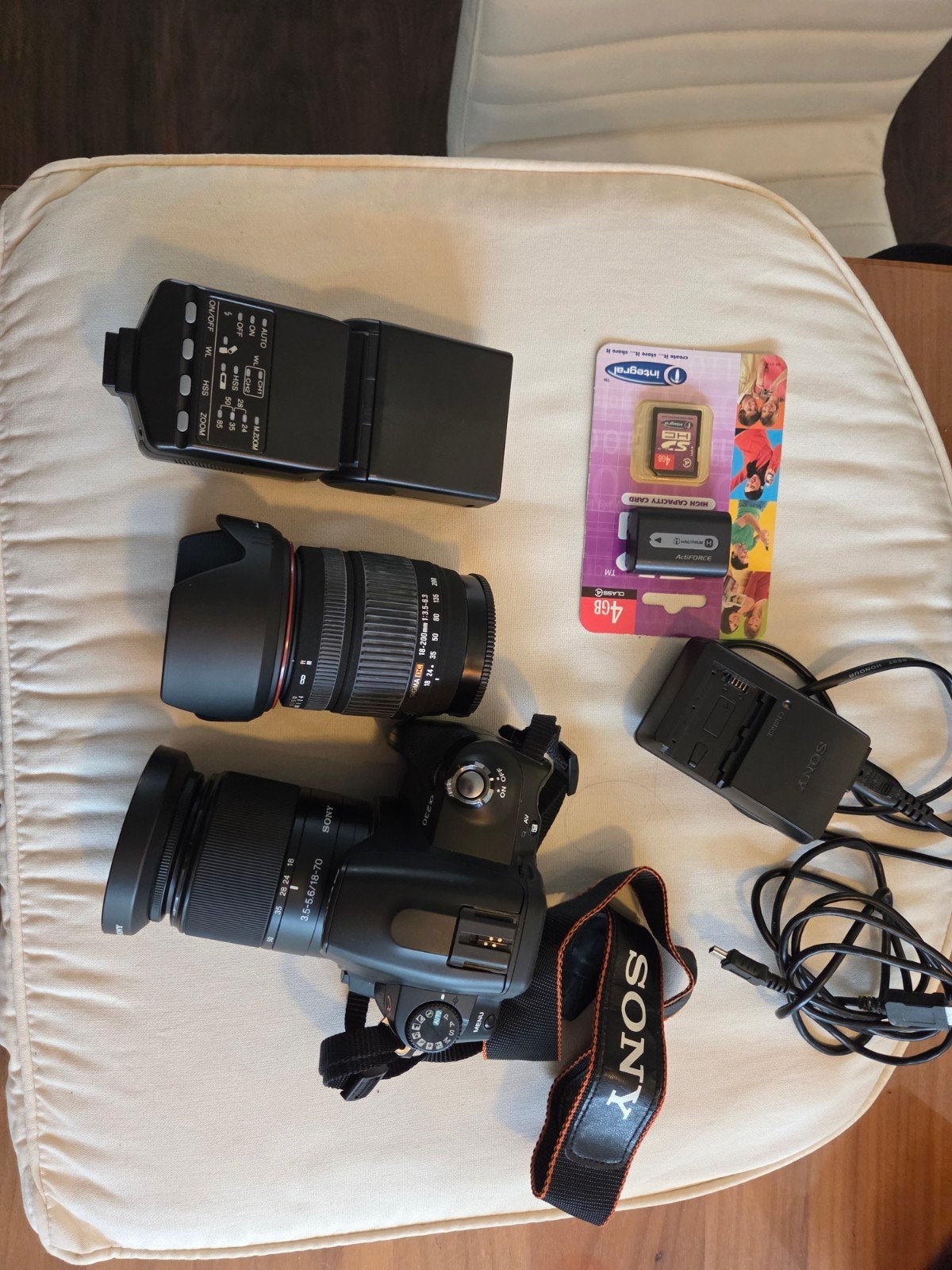 Sony Alpha 230 (2 Lenzen + flitser), Audio, Tv en Foto, Spiegelreflex, 10 megapixels, Ophalen of Verzenden, Zo goed als nieuw