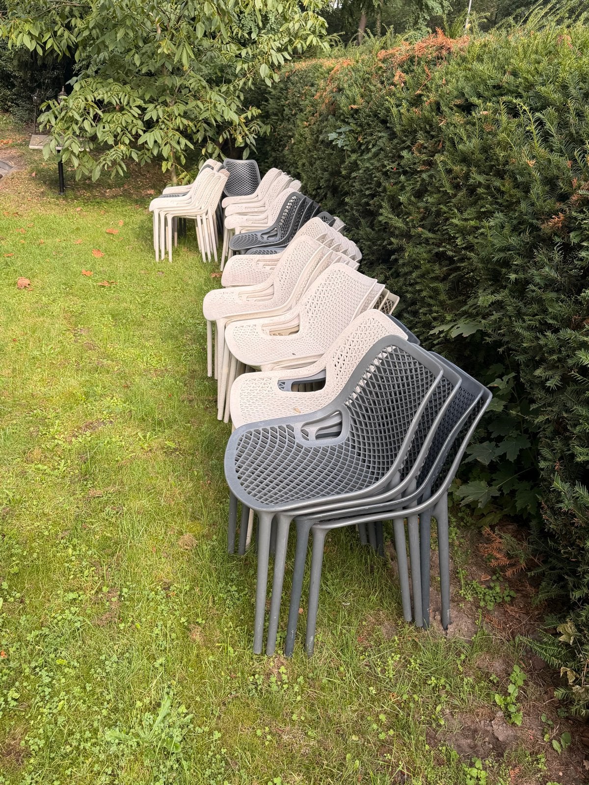 Foto 9 van Stapelbare tuinstoelen van kunststof en metaal