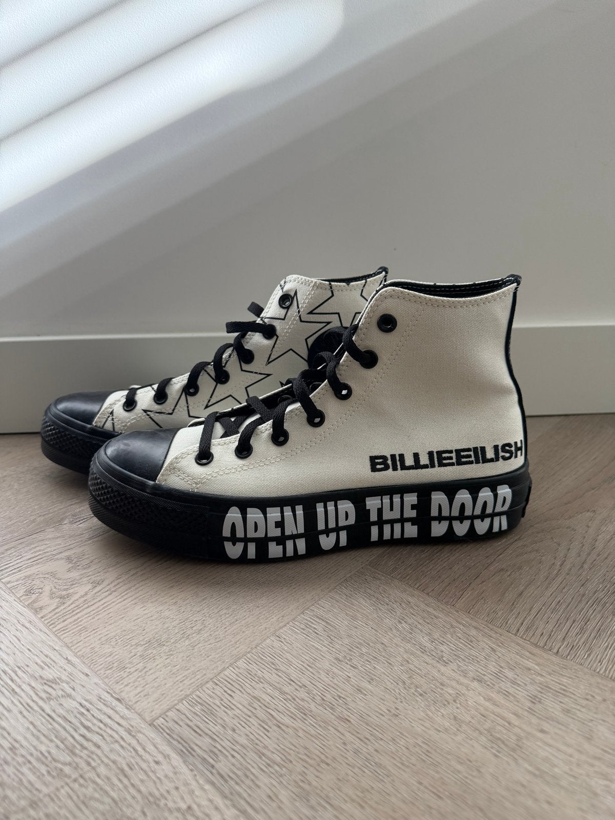 Converse x Billie Eilish - Personalized Edition - Maat 41, Kleding | Dames, Wit, Ophalen of Verzenden, Converse All Stars, Sneakers of Gympen