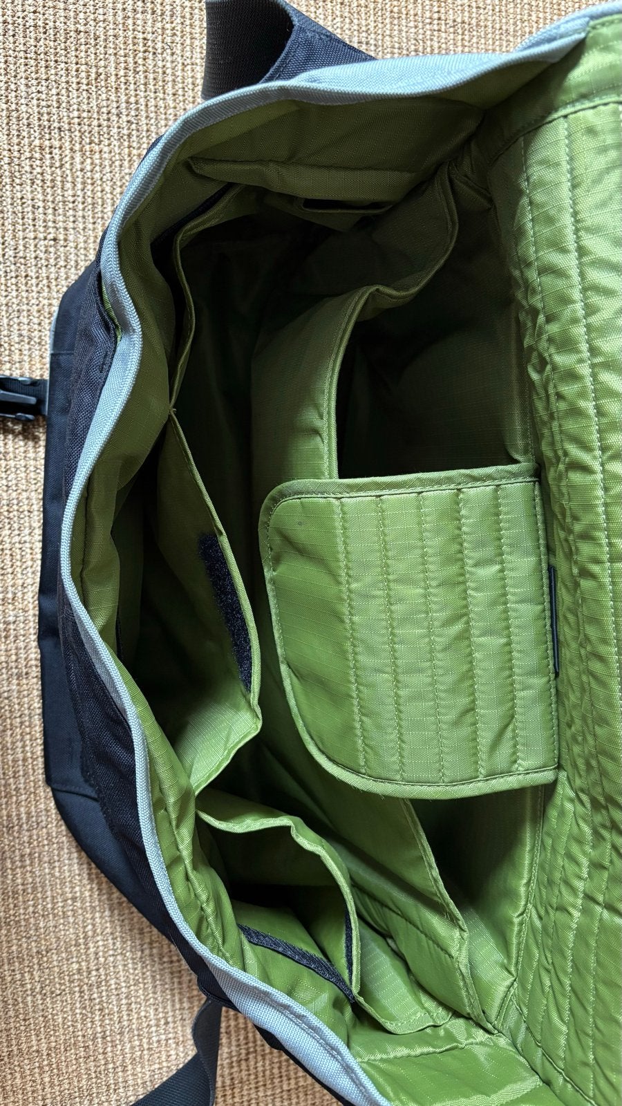 Crumpler Schouder Cameratas Zwart/Limegroen (11-delig), Ophalen, Gebruikt, Opbergvakken, Zwart
