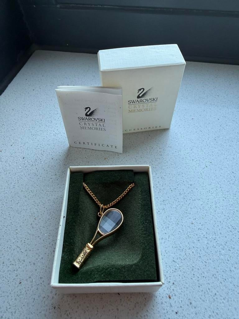 Swarovski ketting met tennisracket hanger - Zo goed als nieu, Sieraden, Tassen en Uiterlijk, Kettingen, Ophalen of Verzenden, Zo goed als nieuw