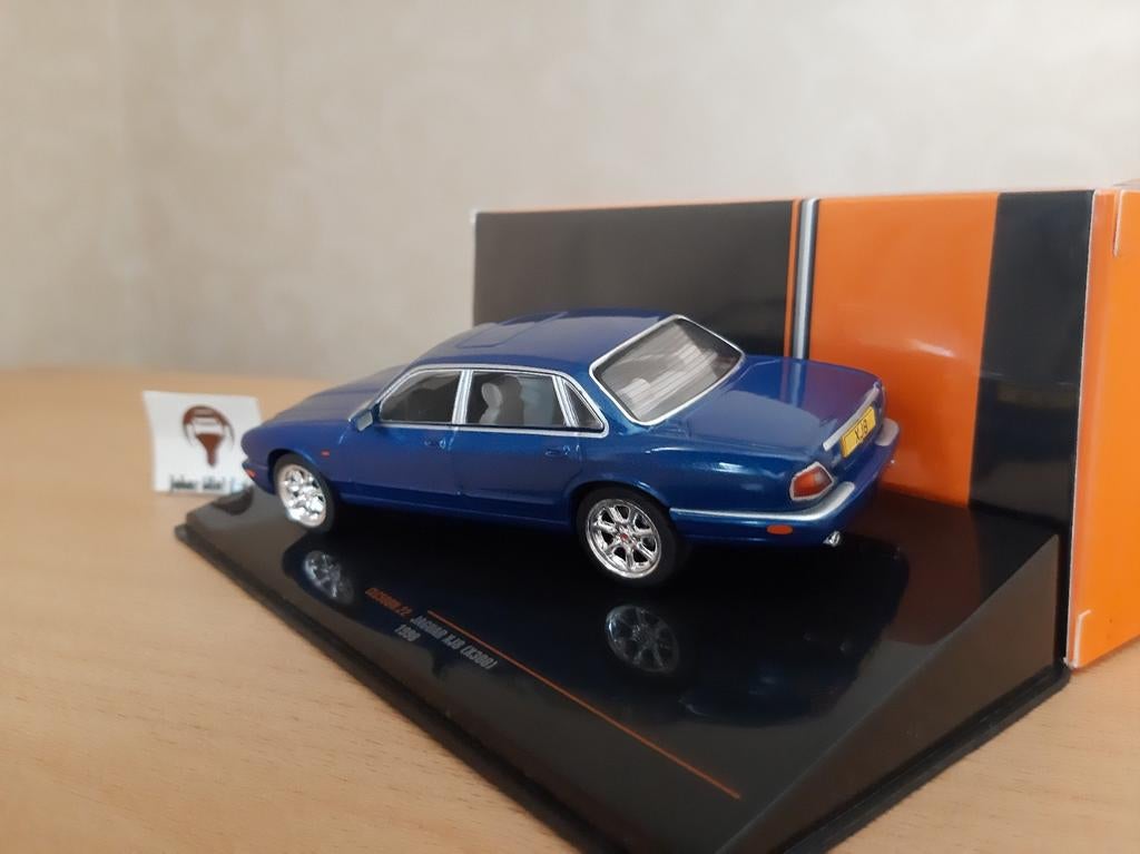 Jaguar XJ8 (X308) 1998 Royal Blue Metallic van IXO 1:43, Overige merken, Auto, IXO, Nieuw