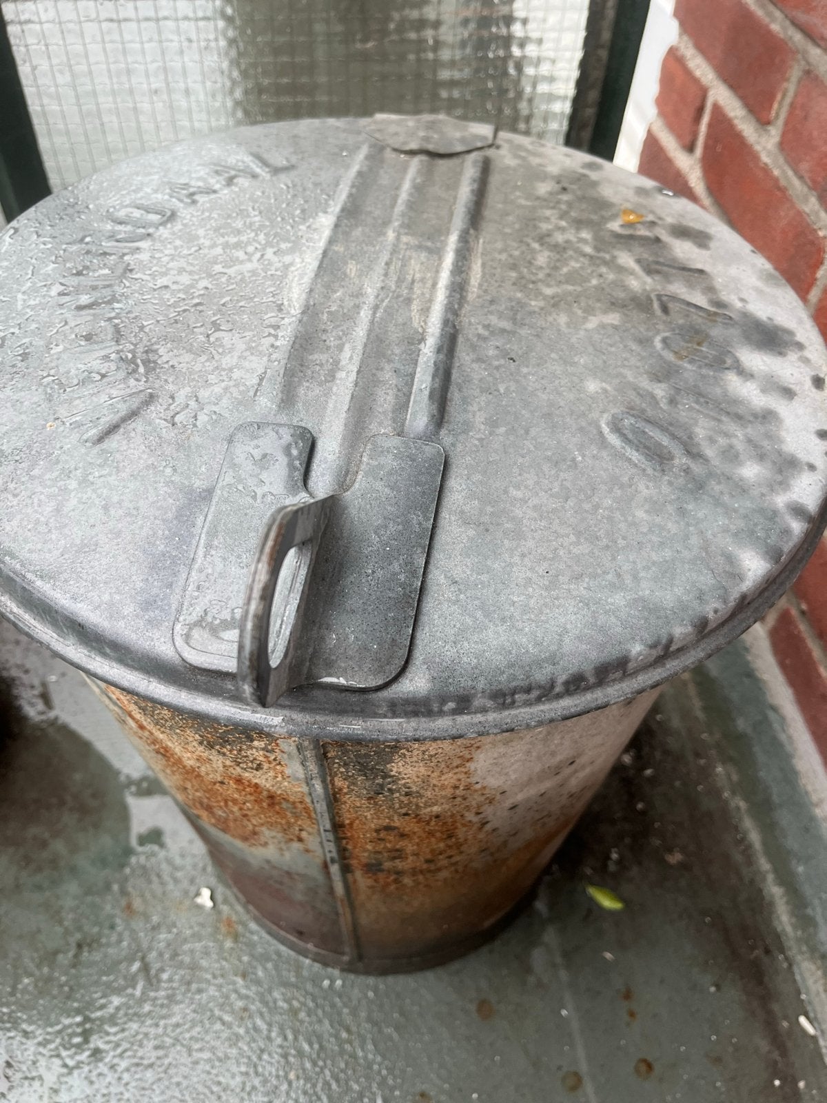Oude zinken afvalemmer met deksel, Ophalen