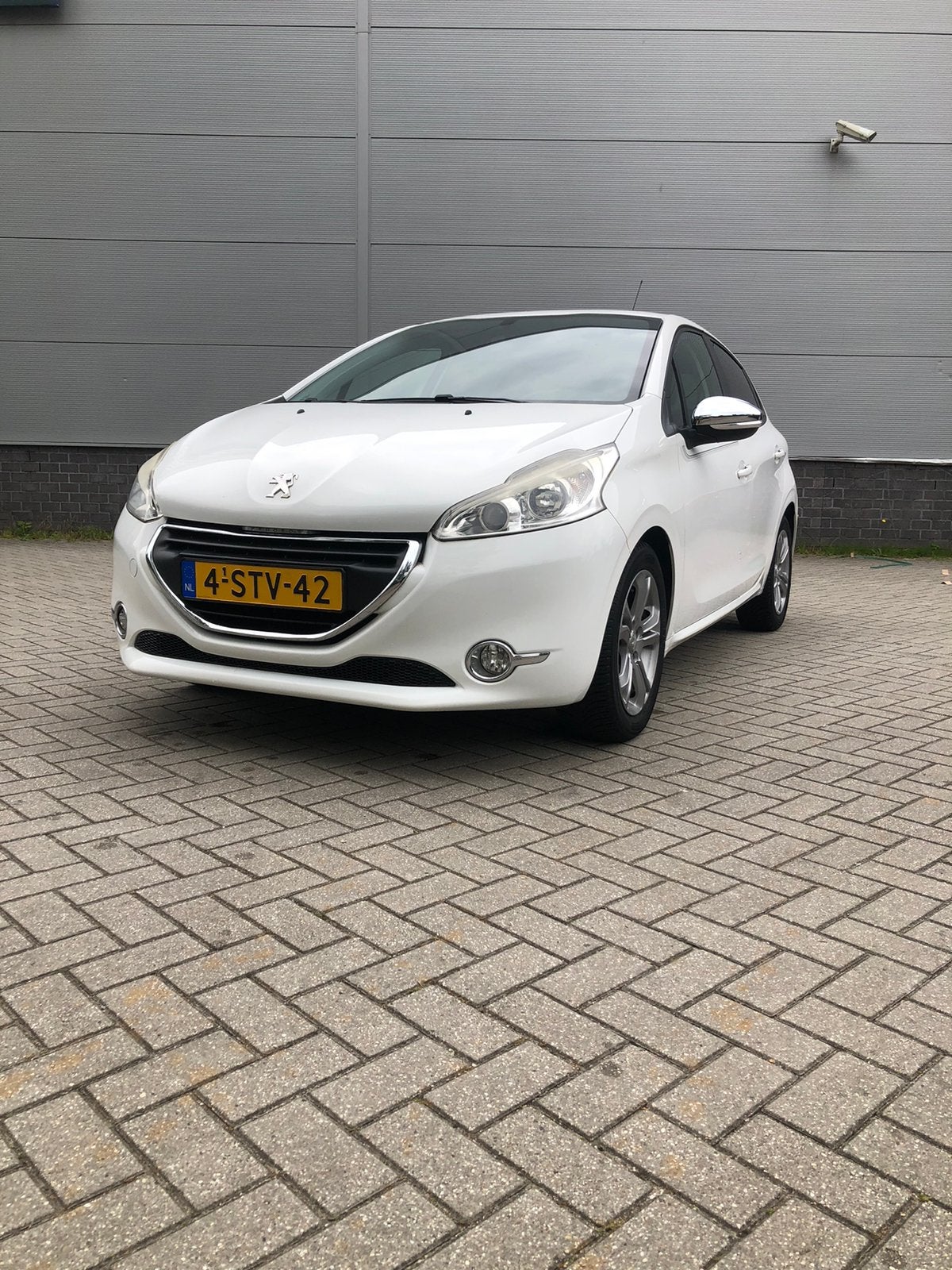 Peugeot 208 1.2 VTI 60KW/82PK 5-D 2014 Wit airco cruise navi, Auto's, Voorwielaandrijving, Stof, 1199 cc, Wit