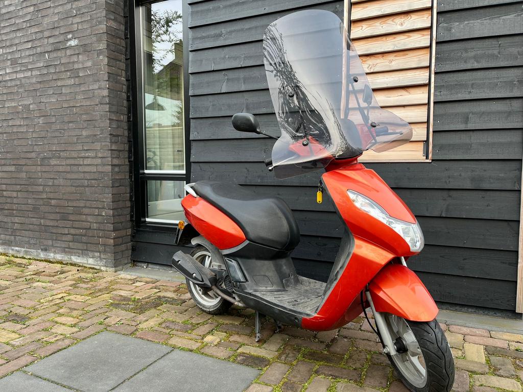 Peugeot Kisbee scooter 2011 - Oranje, Ophalen, Gebruikt, Overige modellen, Maximaal 45 km/u