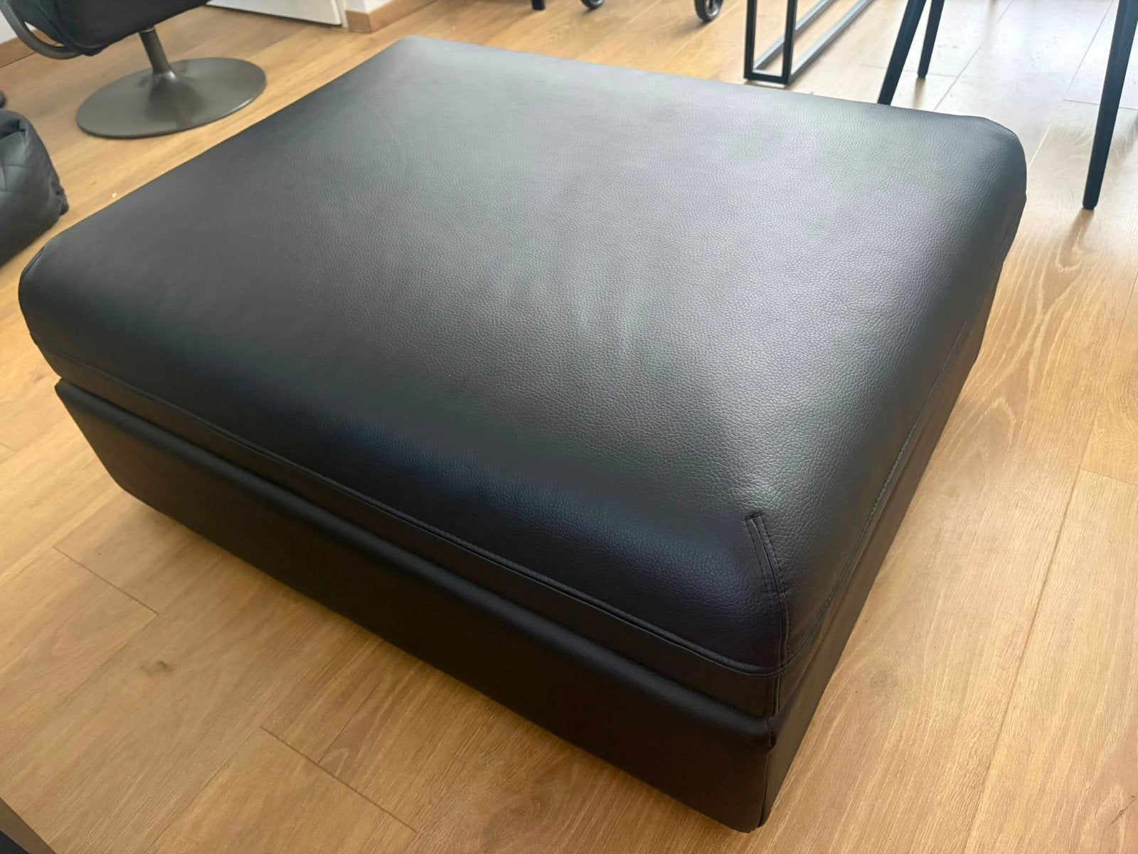 Luxe kunstlederen hocker 80x100x49 - Zo goed als nieuw., Huis en Inrichting, Banken | Voetenbanken en Poefen, Ophalen, Leer, 75 tot 100 cm