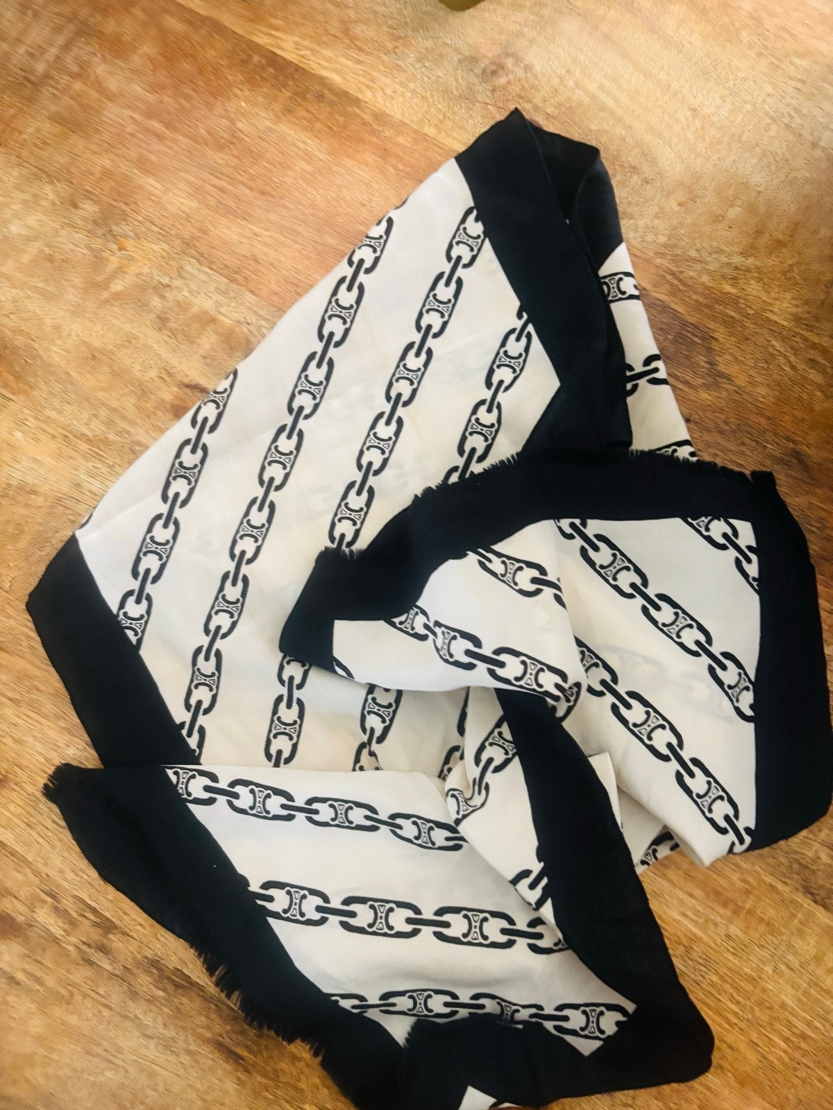 Celine Paris Sjaal Zwart Wit Kettingprint, Kleding | Dames, Ophalen, Zo goed als nieuw, Maat 38/40 (M), Sjaal