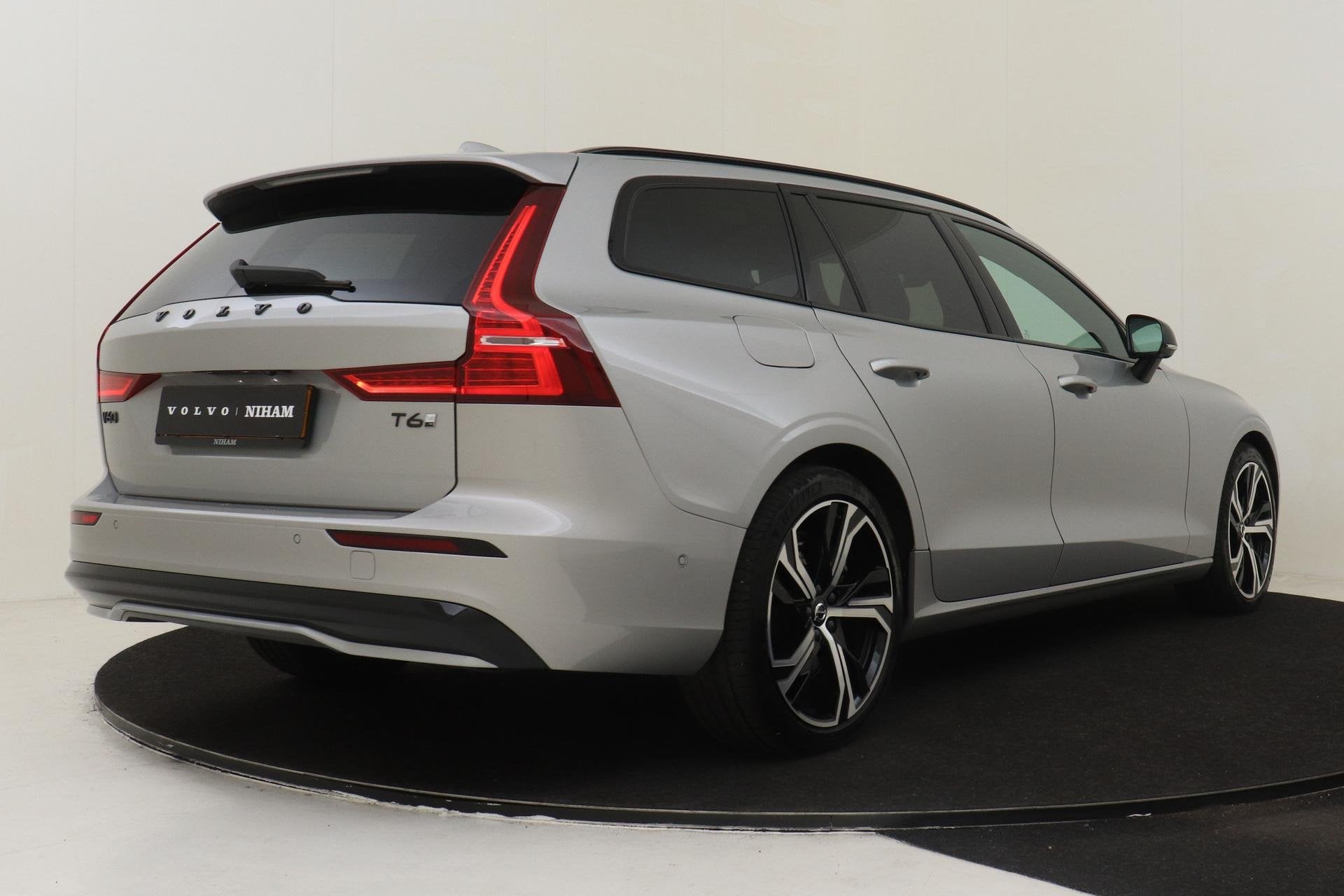 Volvo V60 T6 PLUG-IN HYBRID AWD ULTRA DARK *VOL!* -PANO.DAK|, Auto's, Volvo, Automaat, 12 maanden, Stof, Gebruikt