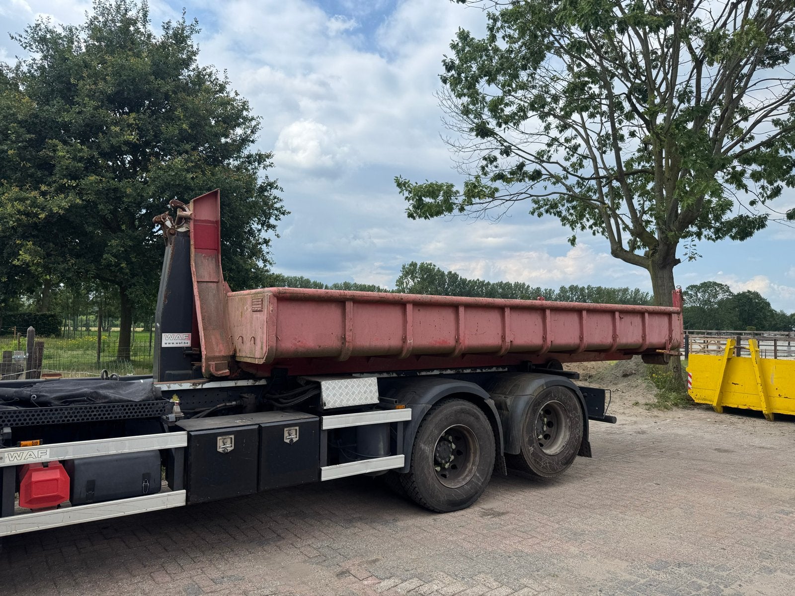 Haakarm / kabel container 10m3, Ophalen