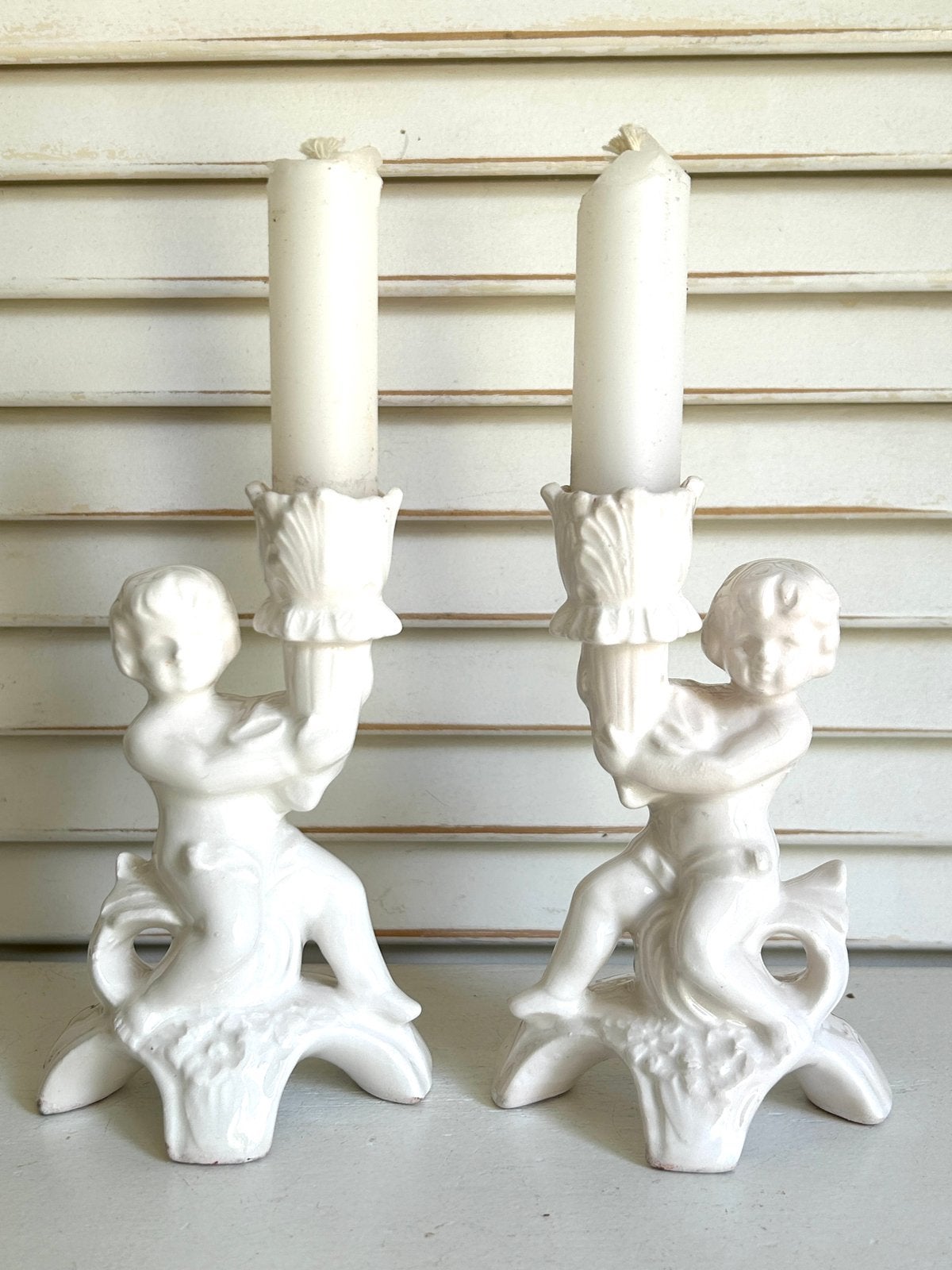 Twee wit porseleinen kandelaars met engeltjes 12 cm, Ophalen, Wit, Kandelaar