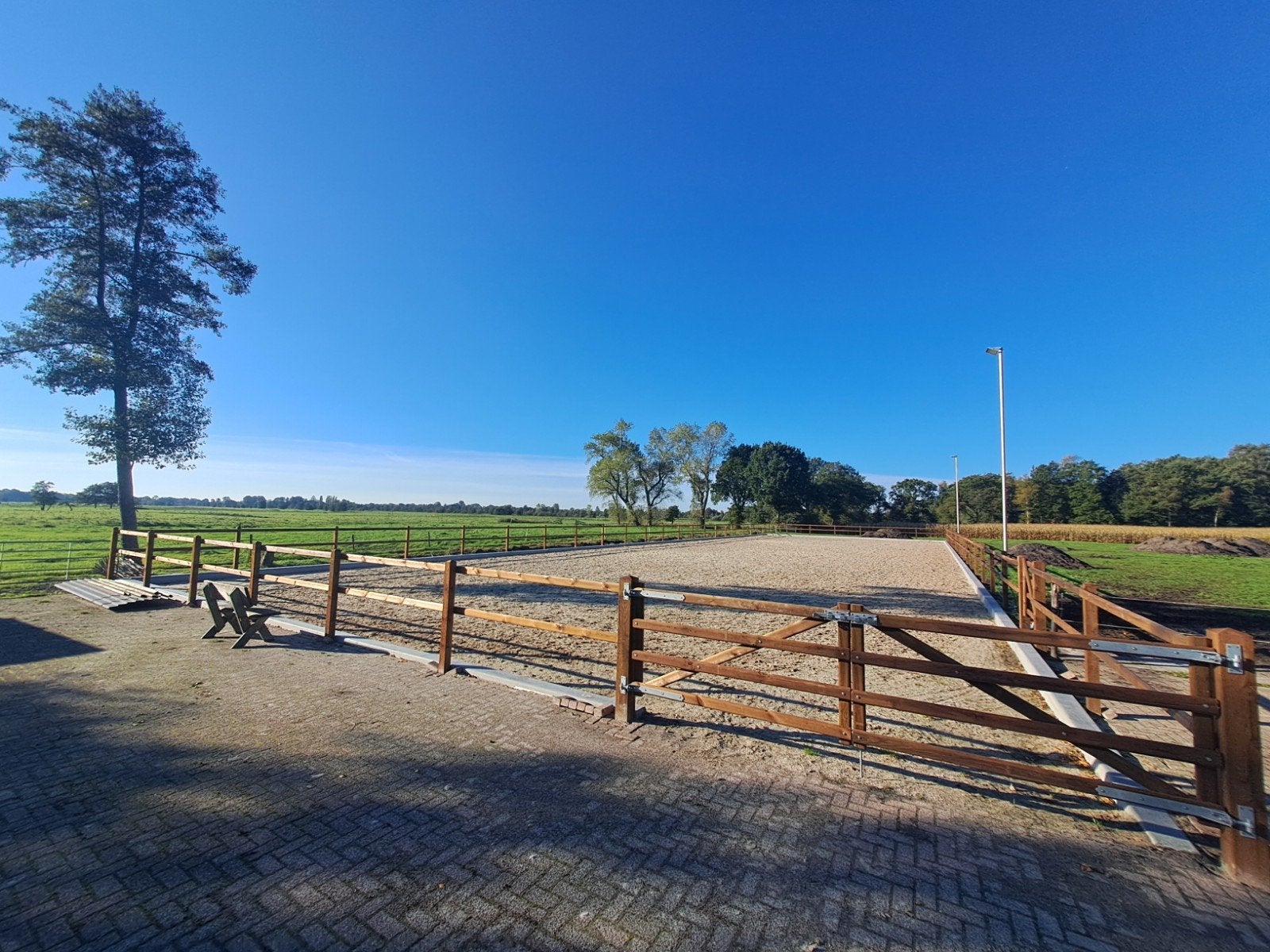 Rijbak / paardenbak te huur – 20 x 60 meter (buiten), Toebehoren, 2 of 3 paarden of pony's