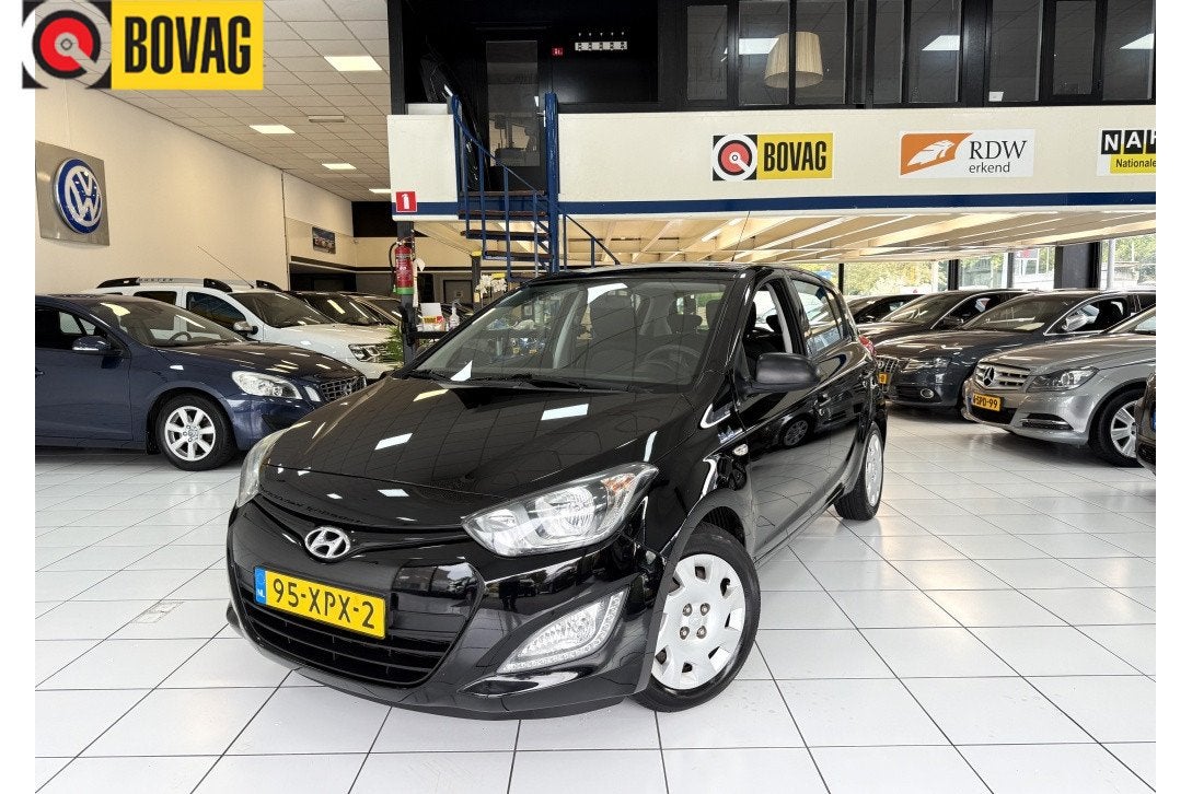 Hyundai i20 1.2i Business Ed Bovag garantie NAP Airco, Auto's, Gebruikt, 31 €/maand, 4 cilinders, Zwart