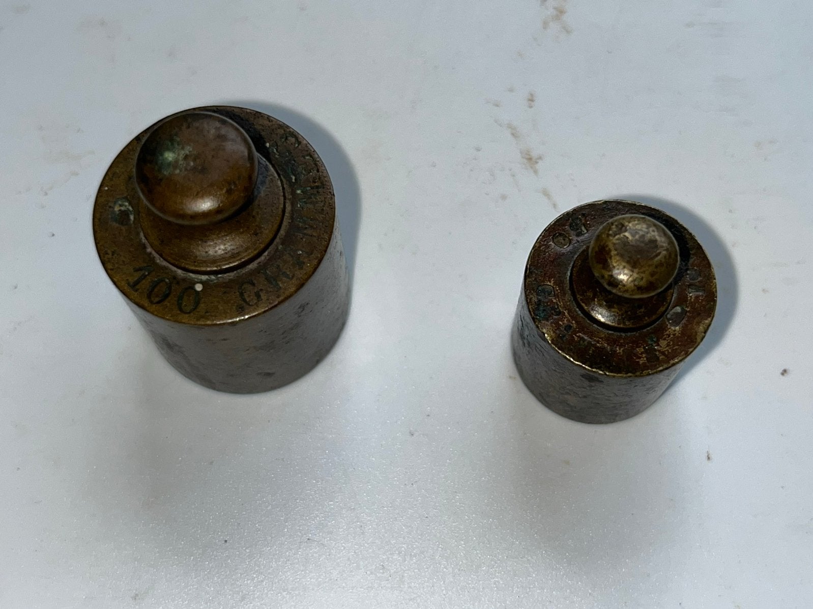 Twee koperen gewichtjes 100 en 50 gram, Ophalen of Verzenden