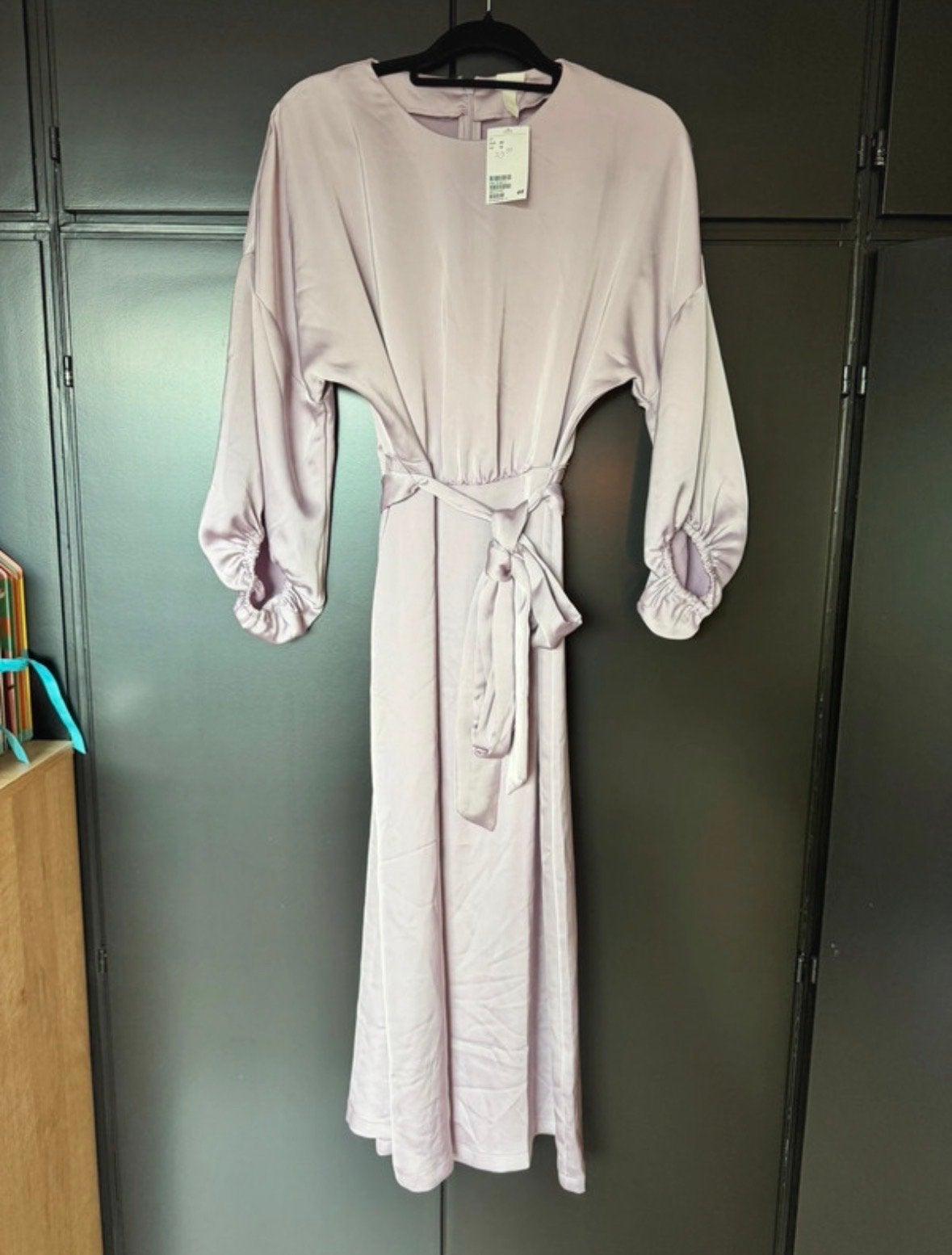 Nieuwe H&M satijnen jurk met strikceintuur Lila - Maat 40, Maat 38/40 (M), Paars, Nieuw, Ophalen of Verzenden