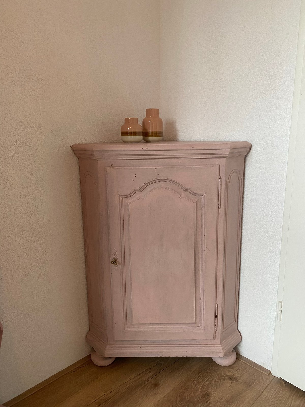 Roze brocante hoekkastje met planken, deur en sleutel, Ophalen, Gebruikt
