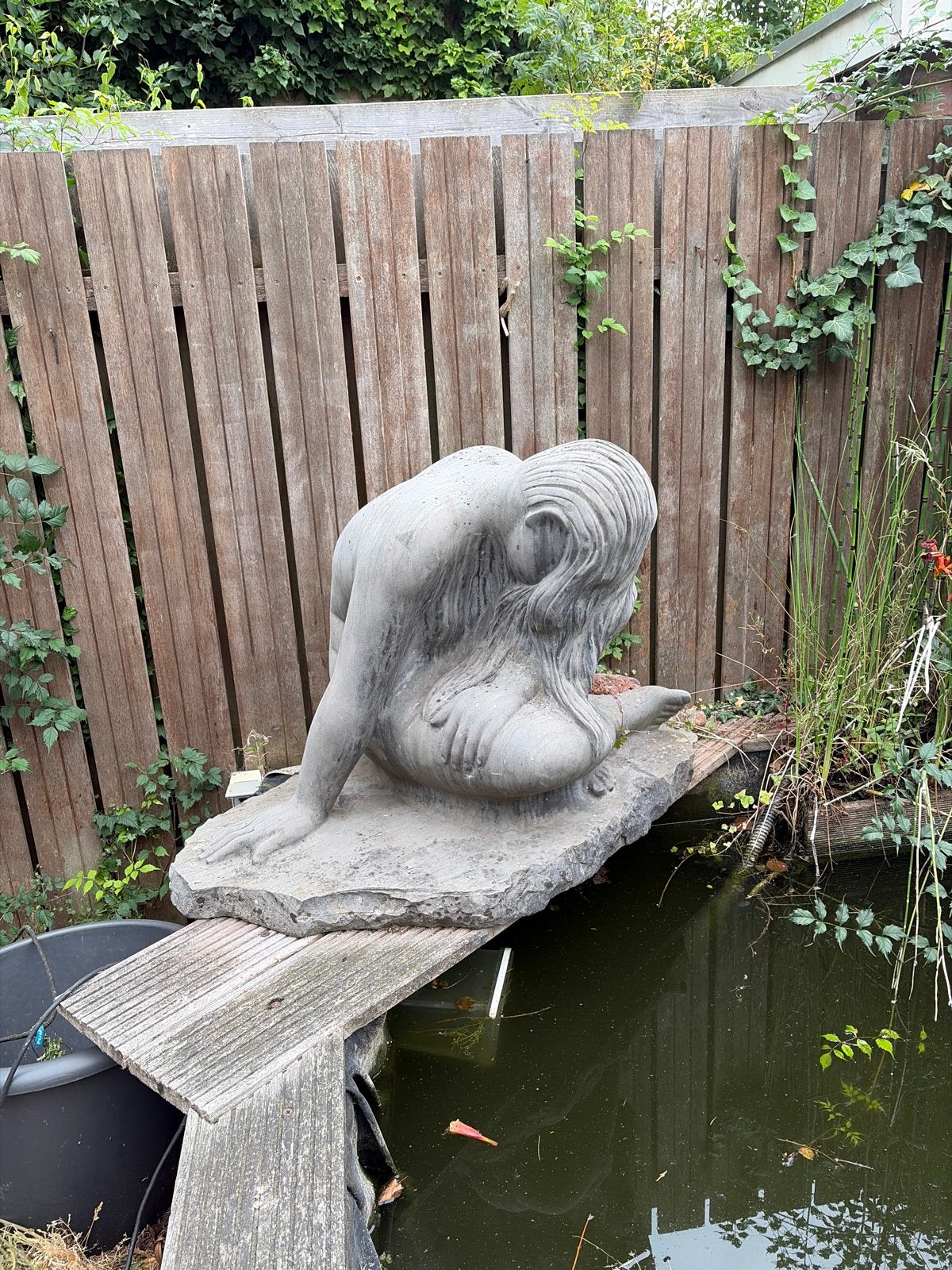 Tuinbeeld Vrouw op Steen - Beton/Steen, Tuin en Terras, Tuinbeelden, Ophalen, Gebruikt, Beton, Mensenbeeld