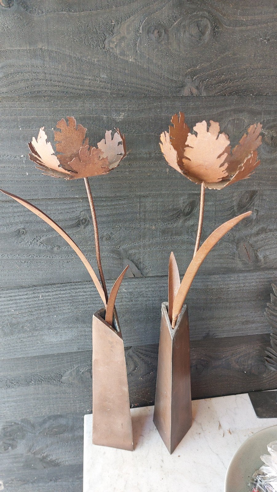 2x Brons Brutalistische Piramide Vazen met IJzeren Bloemen, Antiek en Kunst, Kunst | Beelden en Houtsnijwerken, Beeld, Brons, Flora
