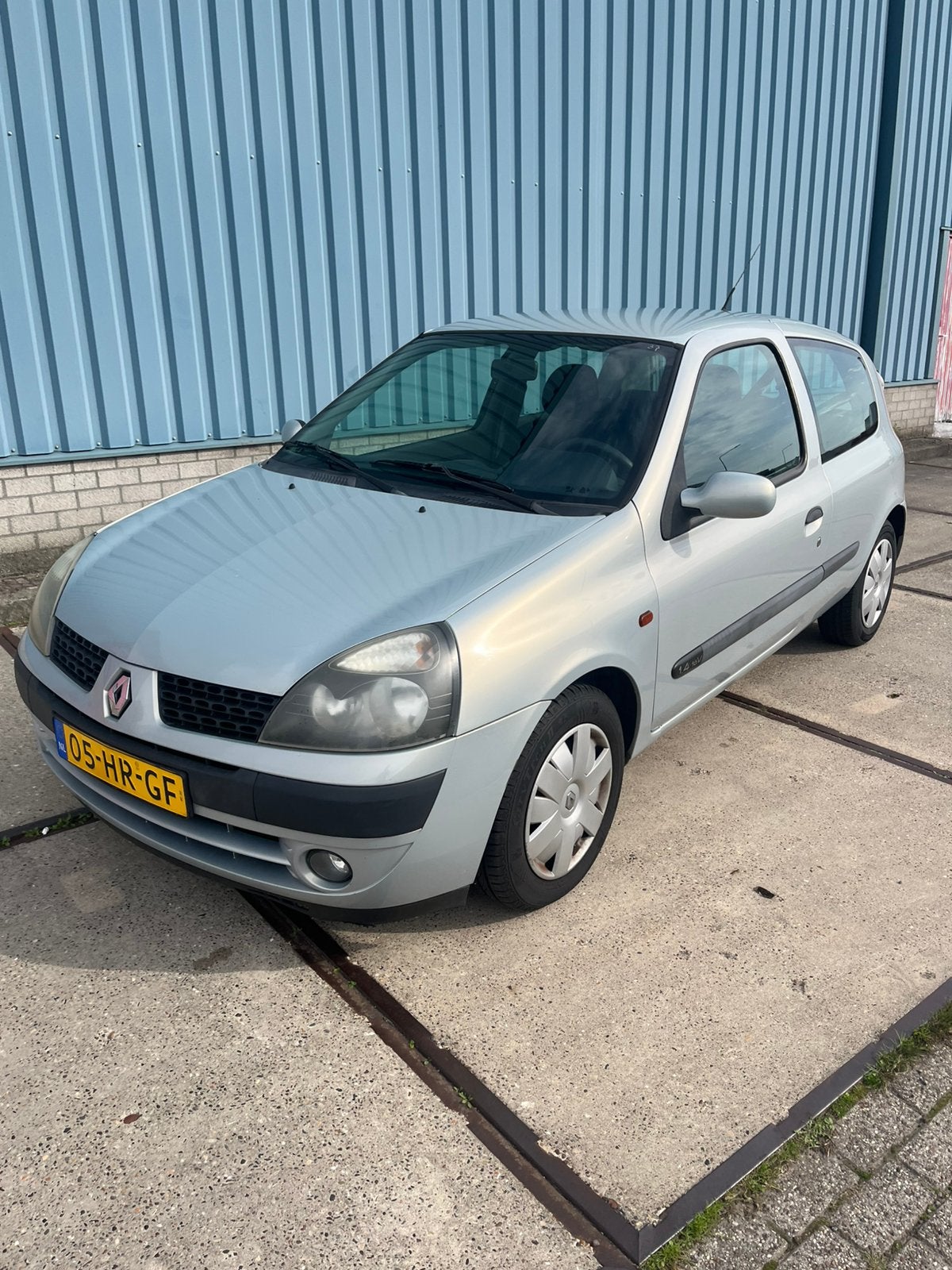 Renault Clio 1.4 16V 3DR AUTOMAAT 2001, Auto's, 40 €/maand, Zwart, 1390 cc, 985 kg