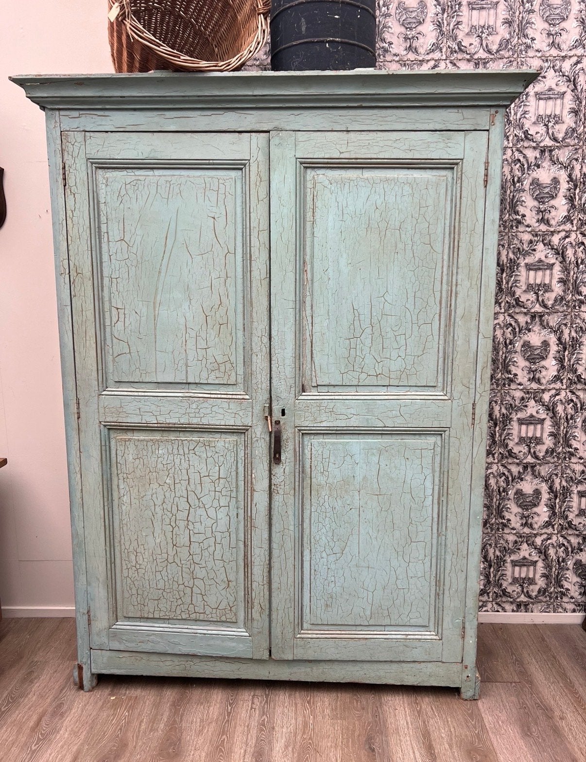 Prachtige Franse kast met blauwgrijze patina - Zomersale!, Antiek en Kunst, Ophalen