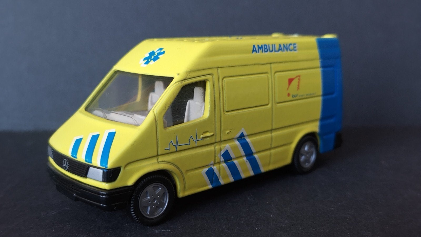 Mercedes Benz Rav West Brabant ambulance Siku Pol, Verzenden, Zo goed als nieuw, Bus of Vrachtwagen, Sieper