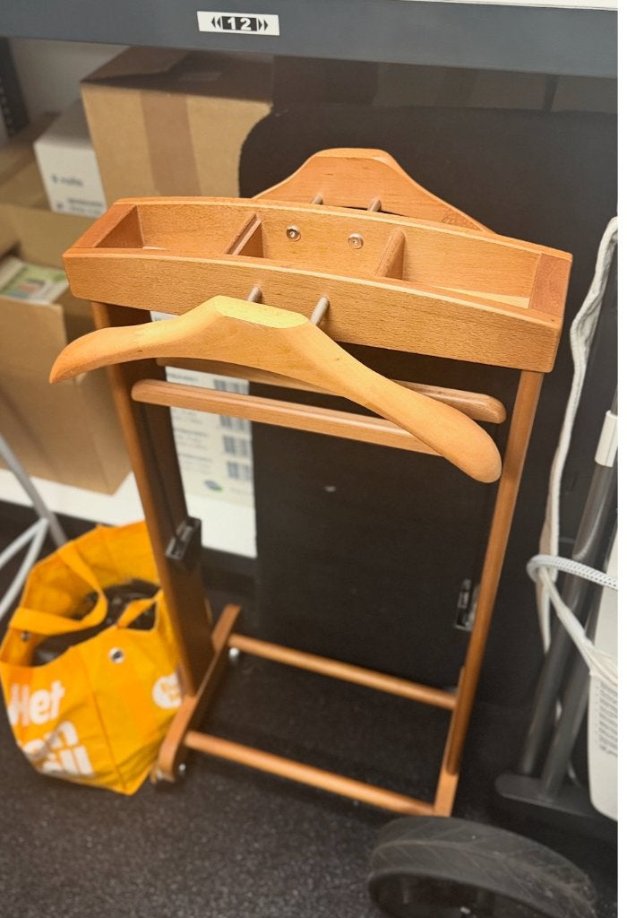 Te koop: houten herenvalet (kledingstandaard), Ophalen, Zo goed als nieuw
