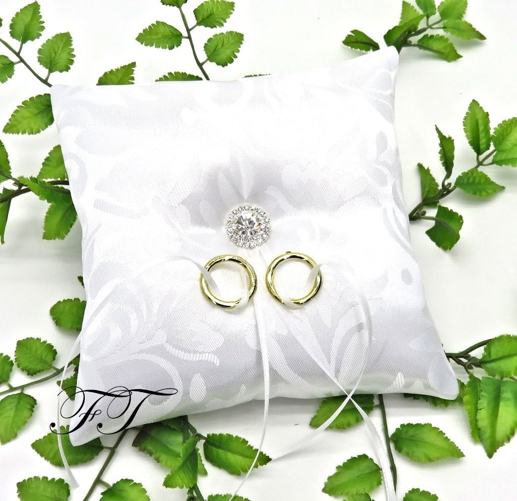 Mooie witte trouw ringkussen met een grote strass versiering, Ophalen of Verzenden, Nieuw, Versiering, Geboorte of Huwelijk