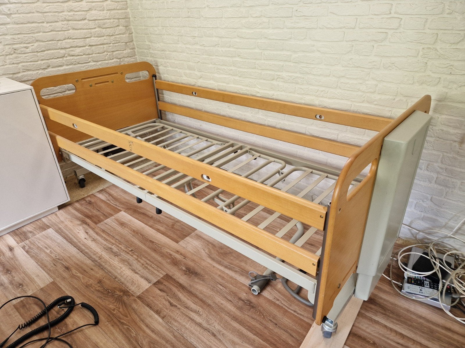 Elektrisch hoog-laag ziekenhuisbed (merk Invacare), Huis en Inrichting, Slaapkamer | Bedden, Ophalen, Eenpersoons, Metaal, Overige maten