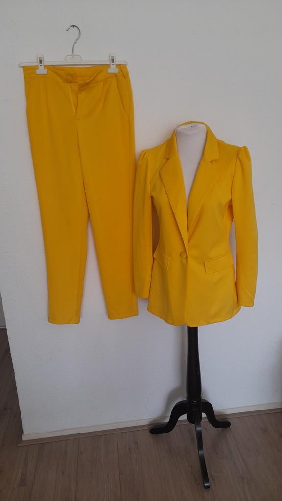 Knalgeel broekpak maat 38, Kleding | Dames, Ophalen of Verzenden
