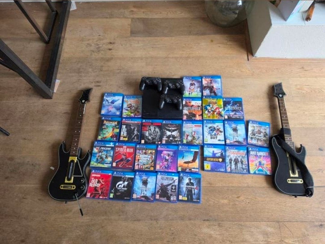 🎮 PlayStation 4 + 3 Controllers + 28 Games + Guitar Hero in, 2 spelers, Ophalen, Overige genres, Vanaf 3 jaar