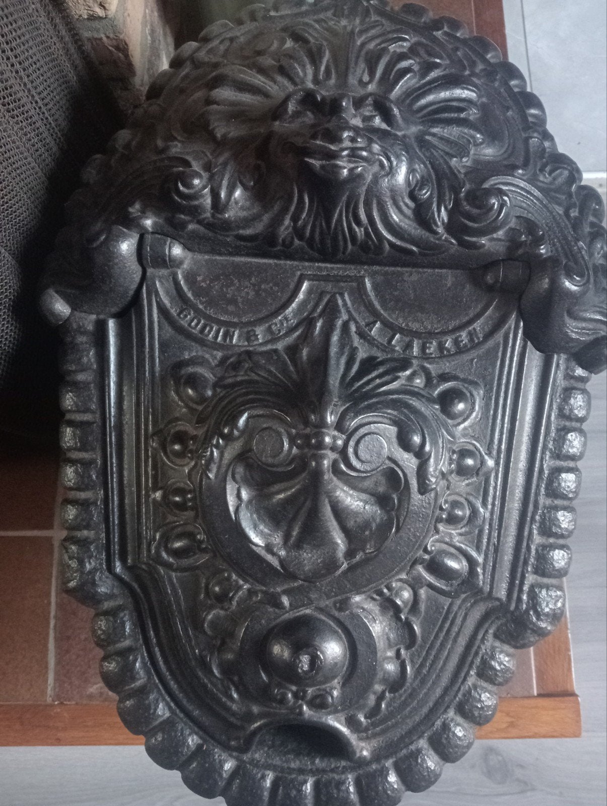Antieke gietijzeren haardplaat met leeuwenkop, Ophalen of Verzenden