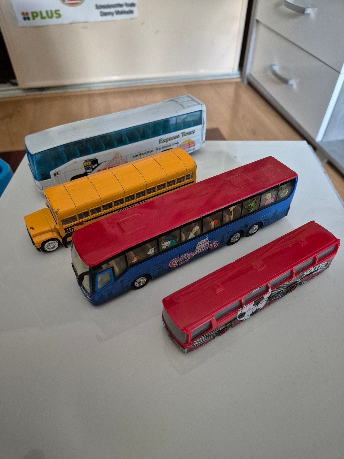 4 speelgoed bussen, waaronder Efteling en schoolbus, Hobby en Vrije tijd, Ophalen