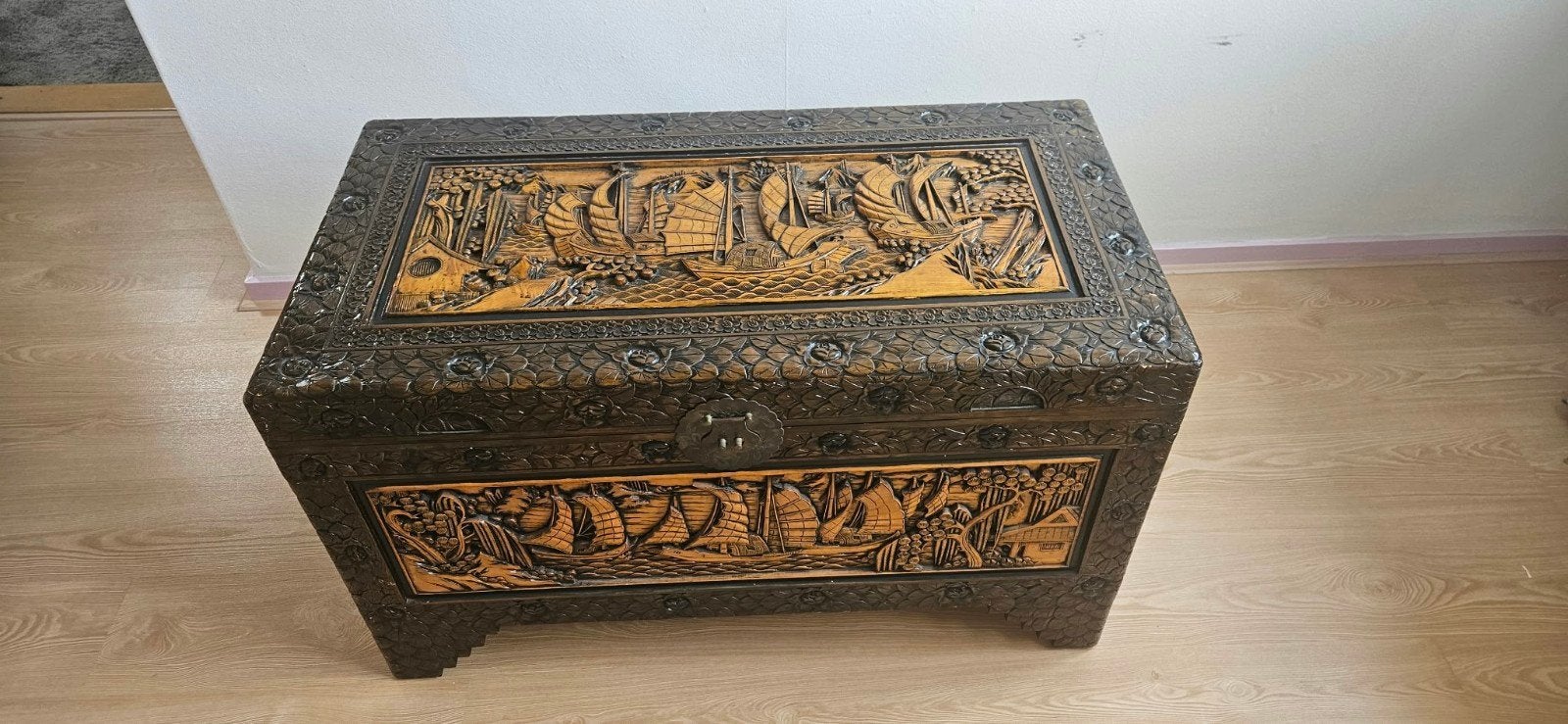Antieke Chinese kist met houtsnijwerk, Ophalen