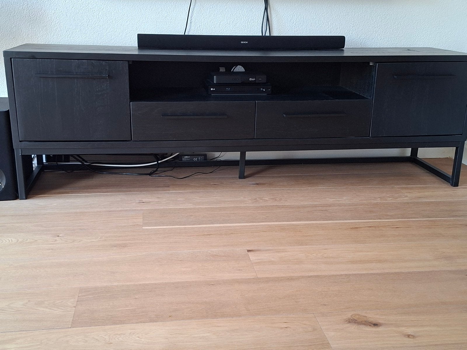 Zwart TV-meubel met opbergruimte, Gebruikt, 150 tot 200 cm, Minder dan 100 cm, Modern