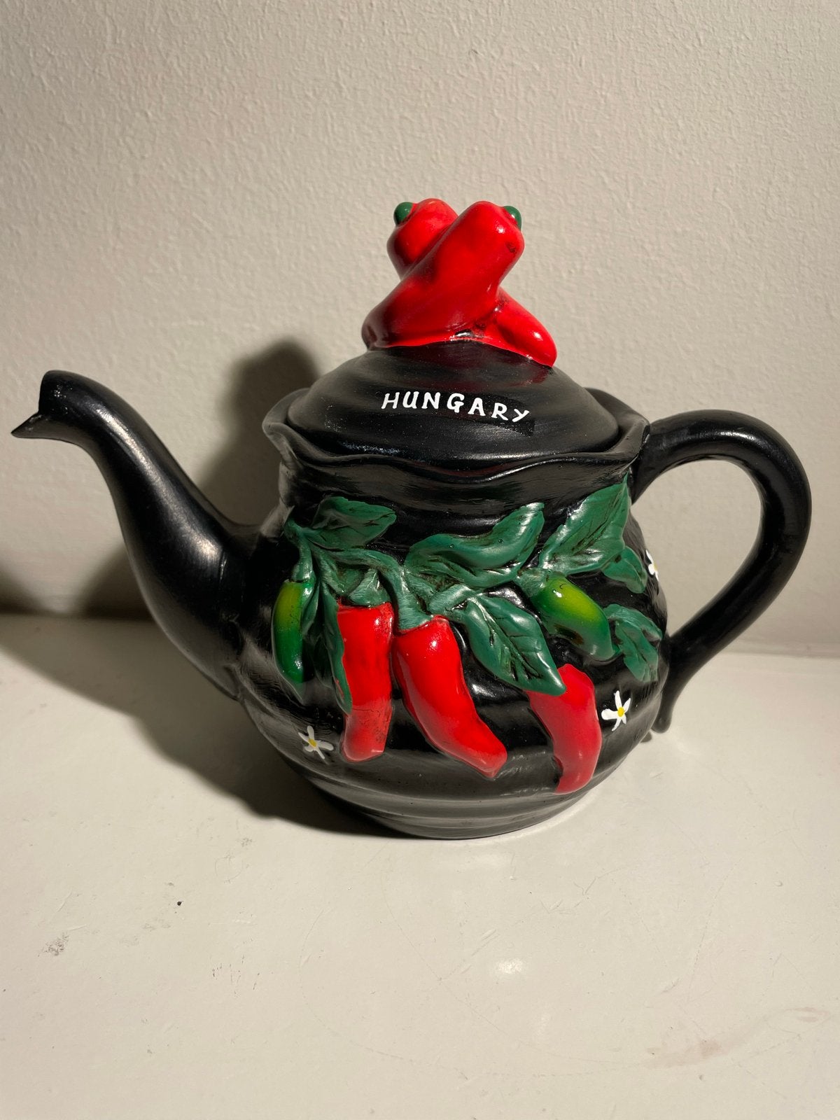 Vintage Hongaarse Theepot met Chilipepers - Zwart Keramiek, Gebruikt, Keramiek, Vintage, Ophalen of Verzenden