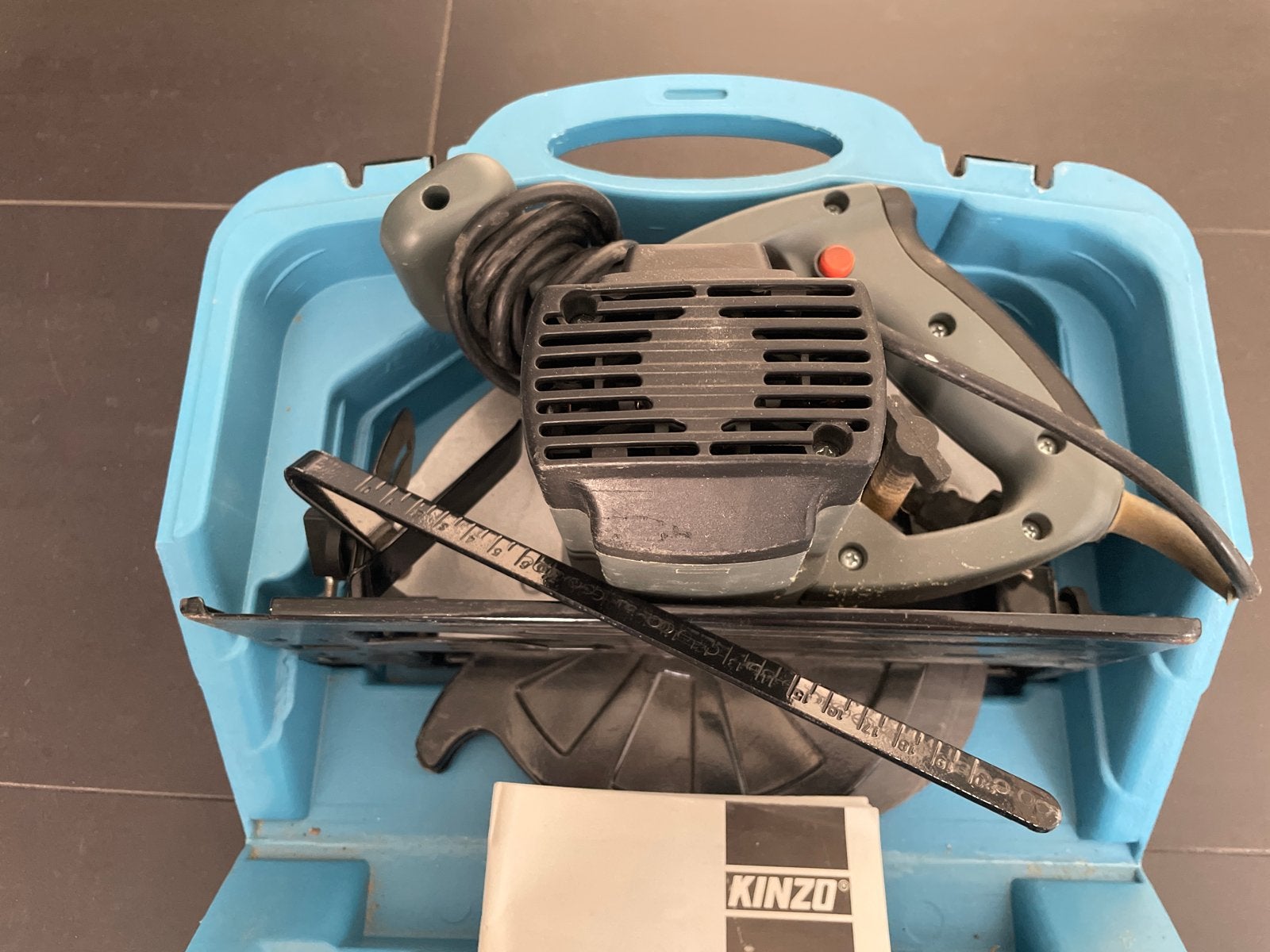 Kinzo Cirkelzaag met Koffer - type 25C756 1300 Watt, Gebruikt, Cirkelzaag, Ophalen of Verzenden, 30 tot 70 mm