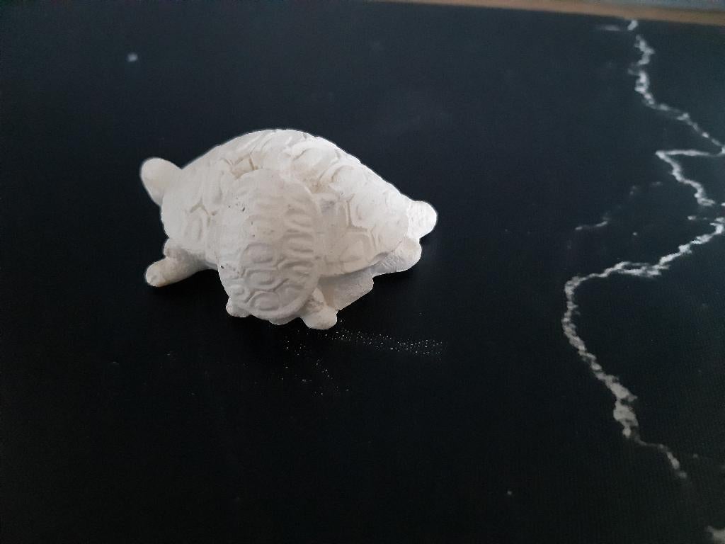klein wit gips schildpad met kleintje, Verzamelen, Beelden en Beeldjes, Ophalen of Verzenden, Gebruikt, Overige typen