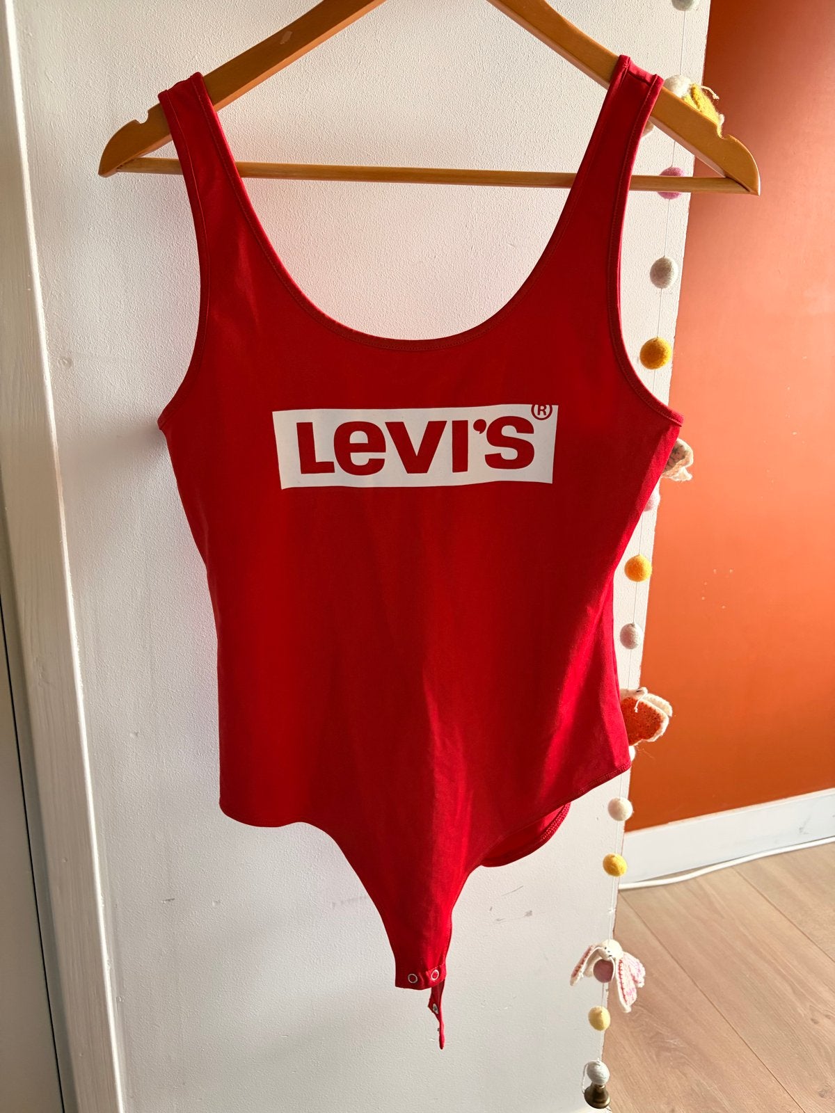 Levi's rode bodysuit met logo - Maat M, Maat 38/40 (M), Ophalen of Verzenden, Zo goed als nieuw, Zonder mouw